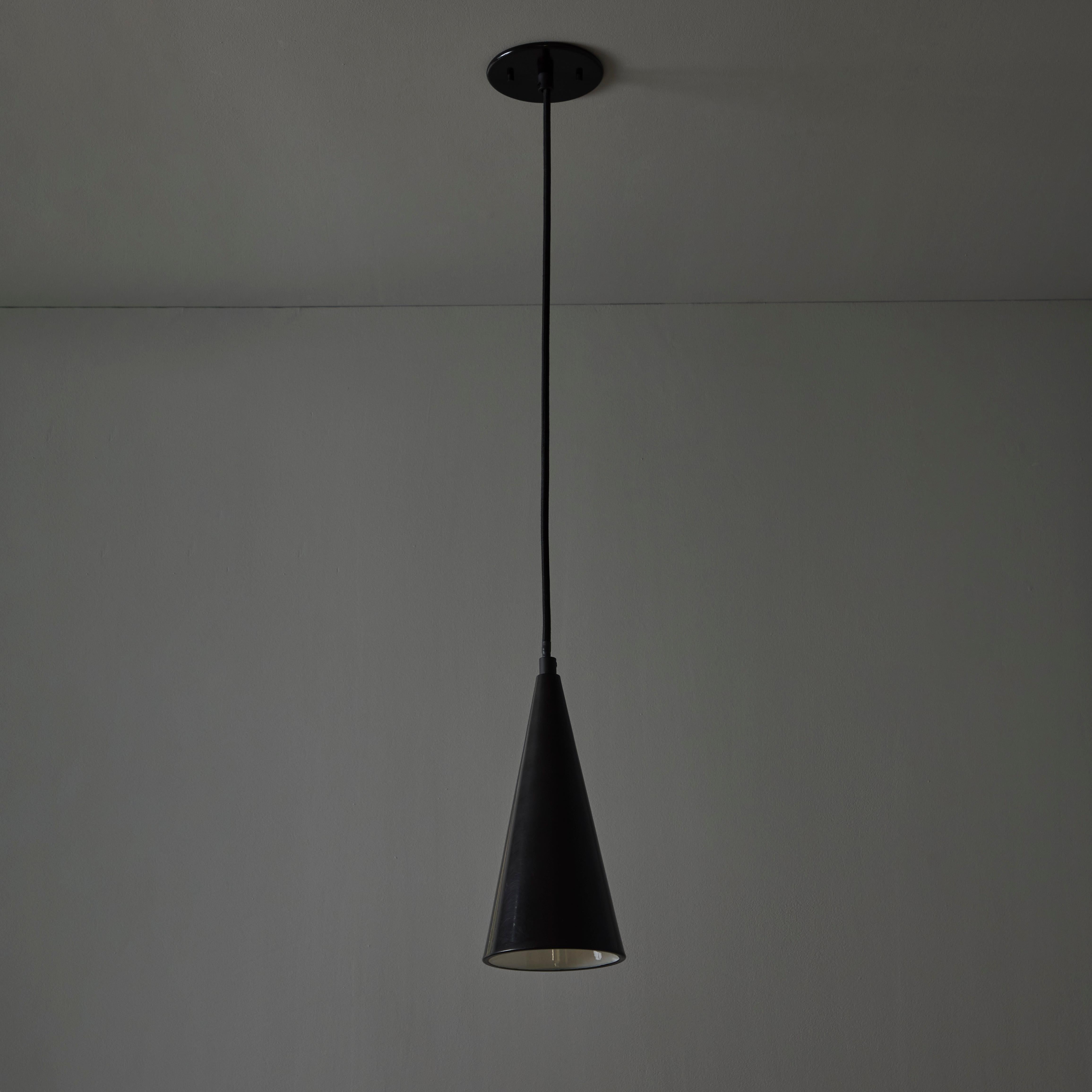 Lampada a sospensione finlandese conica in metallo nero degli anni '60 attribuita a Mauri Almari in vendita 1
