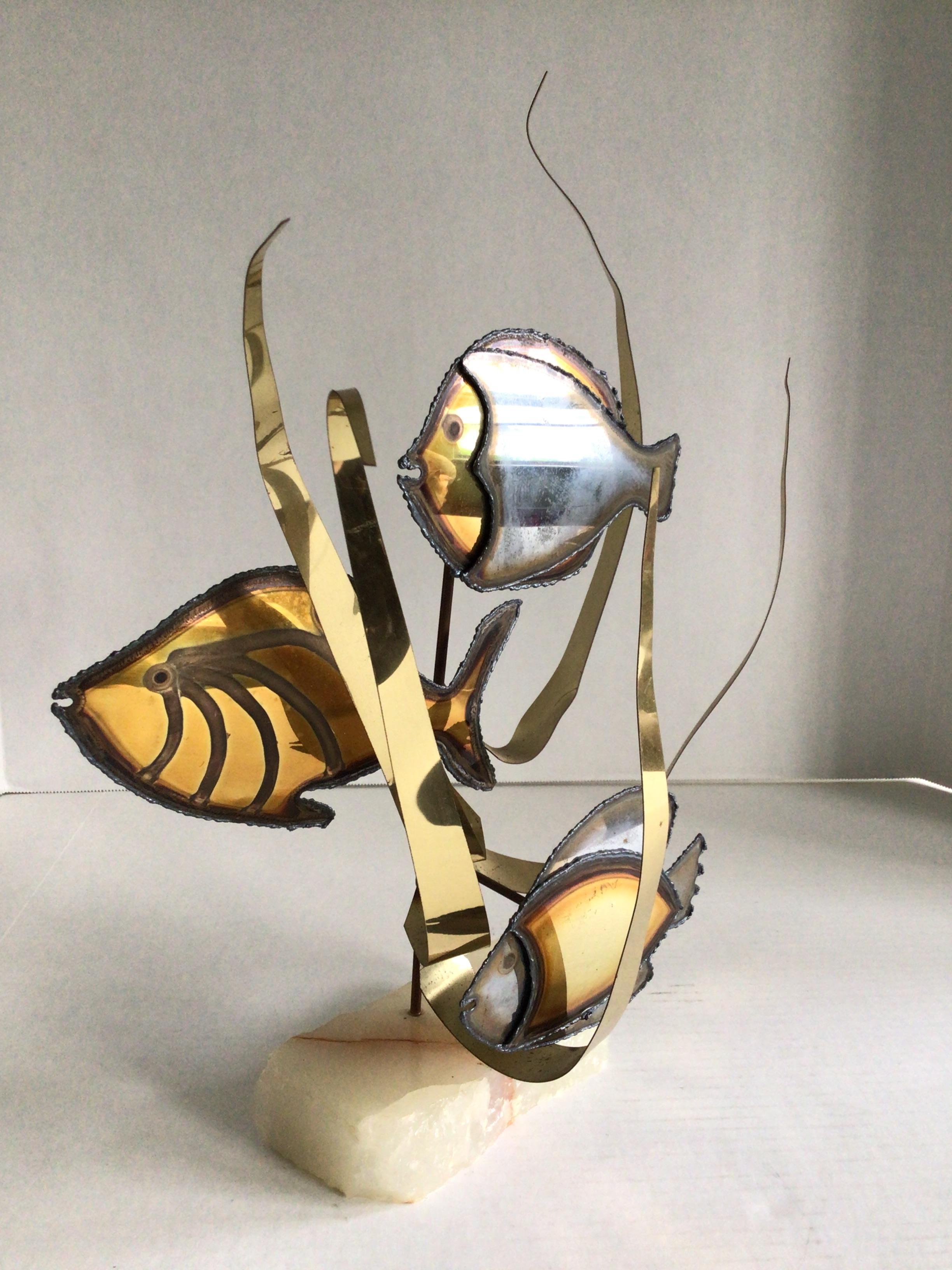 1960s  Fisch- und Seegras-Skulptur aus Blech, Messing und Aluminium auf Onyxsockel
Diese wurde mit dem Brennschneider geschnitten und geschweißt.
Maritimes oder Stranddekor