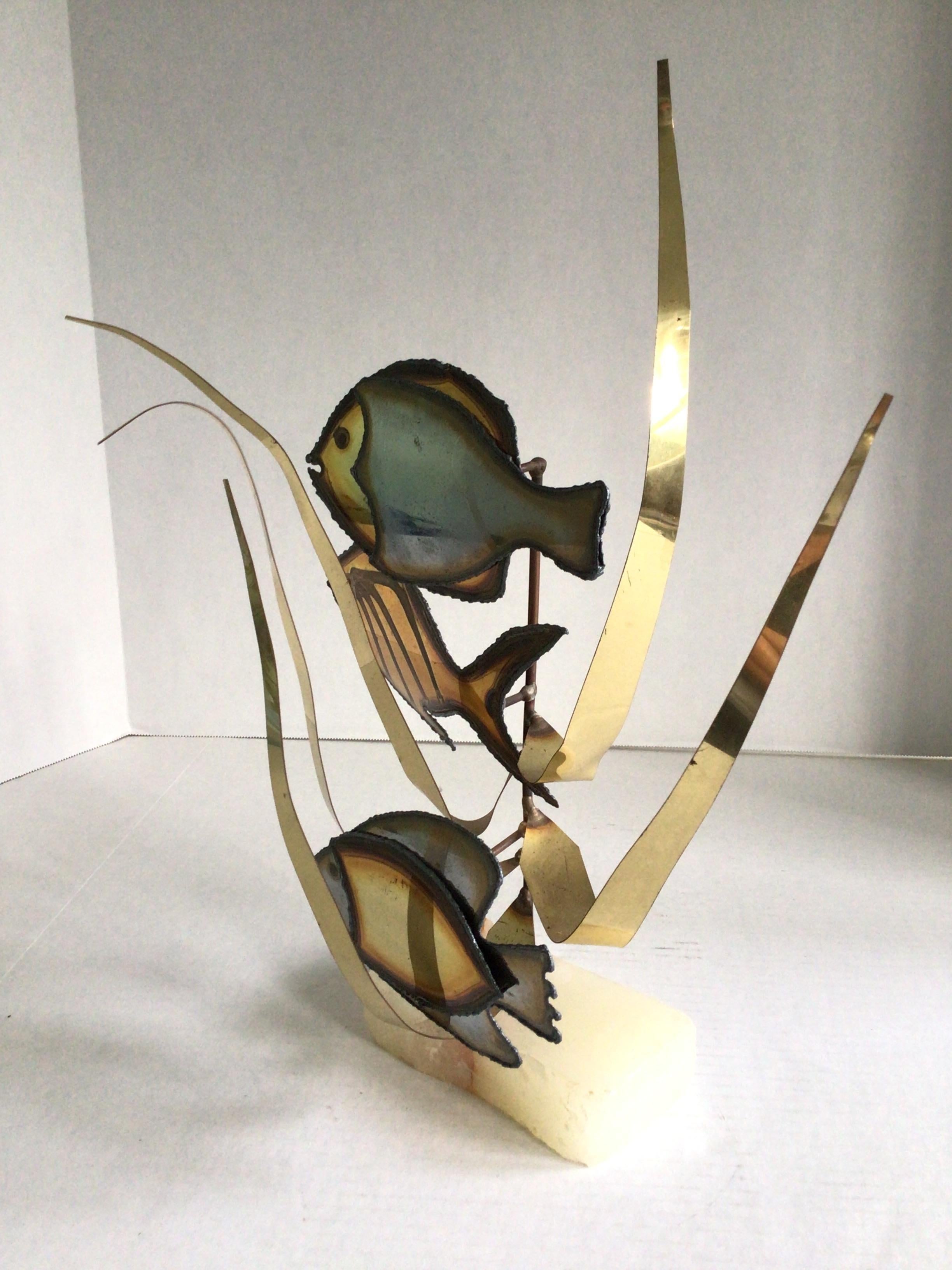 1960s  Fisch- und Seegras-Skulptur aus Blech, Messing und Aluminium auf Onyxsockel (Moderne der Mitte des Jahrhunderts) im Angebot