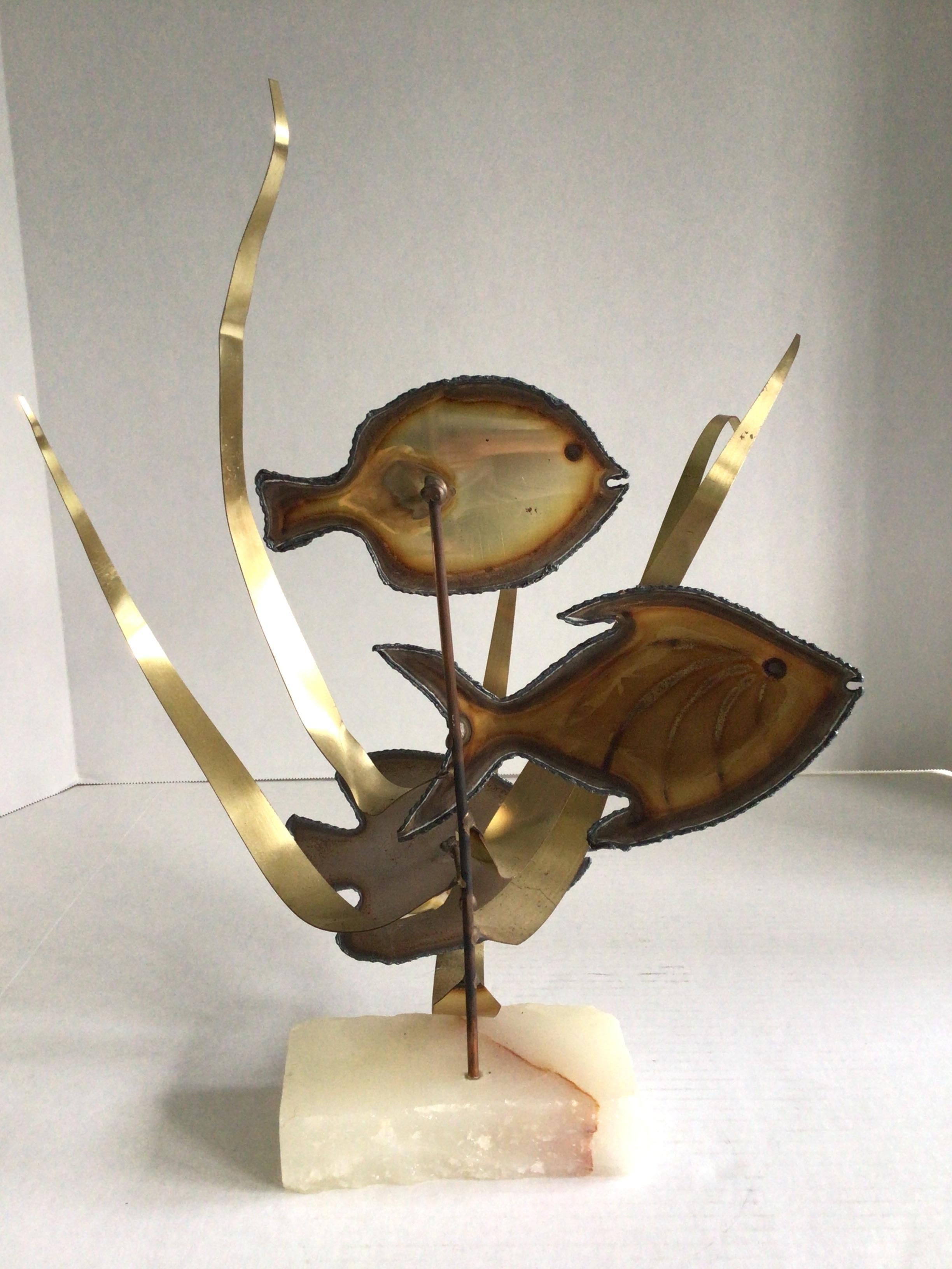 1960s  Fisch- und Seegras-Skulptur aus Blech, Messing und Aluminium auf Onyxsockel (Handgefertigt) im Angebot