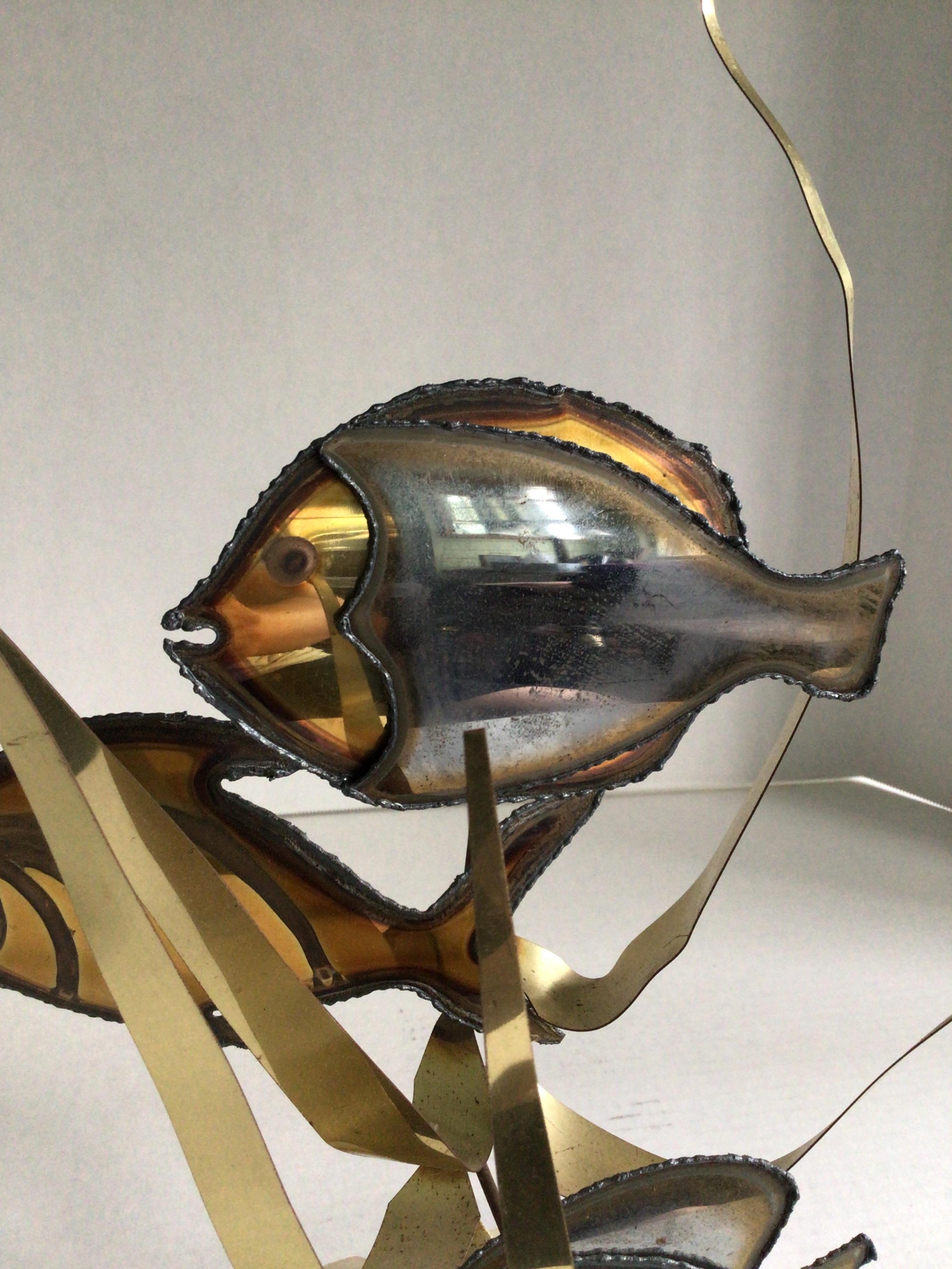 1960s  Fisch- und Seegras-Skulptur aus Blech, Messing und Aluminium auf Onyxsockel im Zustand „Gut“ im Angebot in Tarrytown, NY