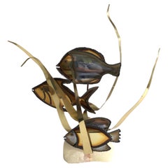 1960s  Sculpture de poissons et de jonc de laiton et d'aluminium sur base d'onyx