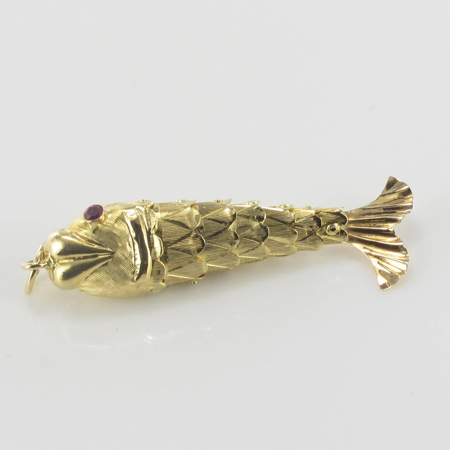 1960s Fish Articulated 18 Karats Gold Pendant Charm In New Condition In Poitiers, FR
