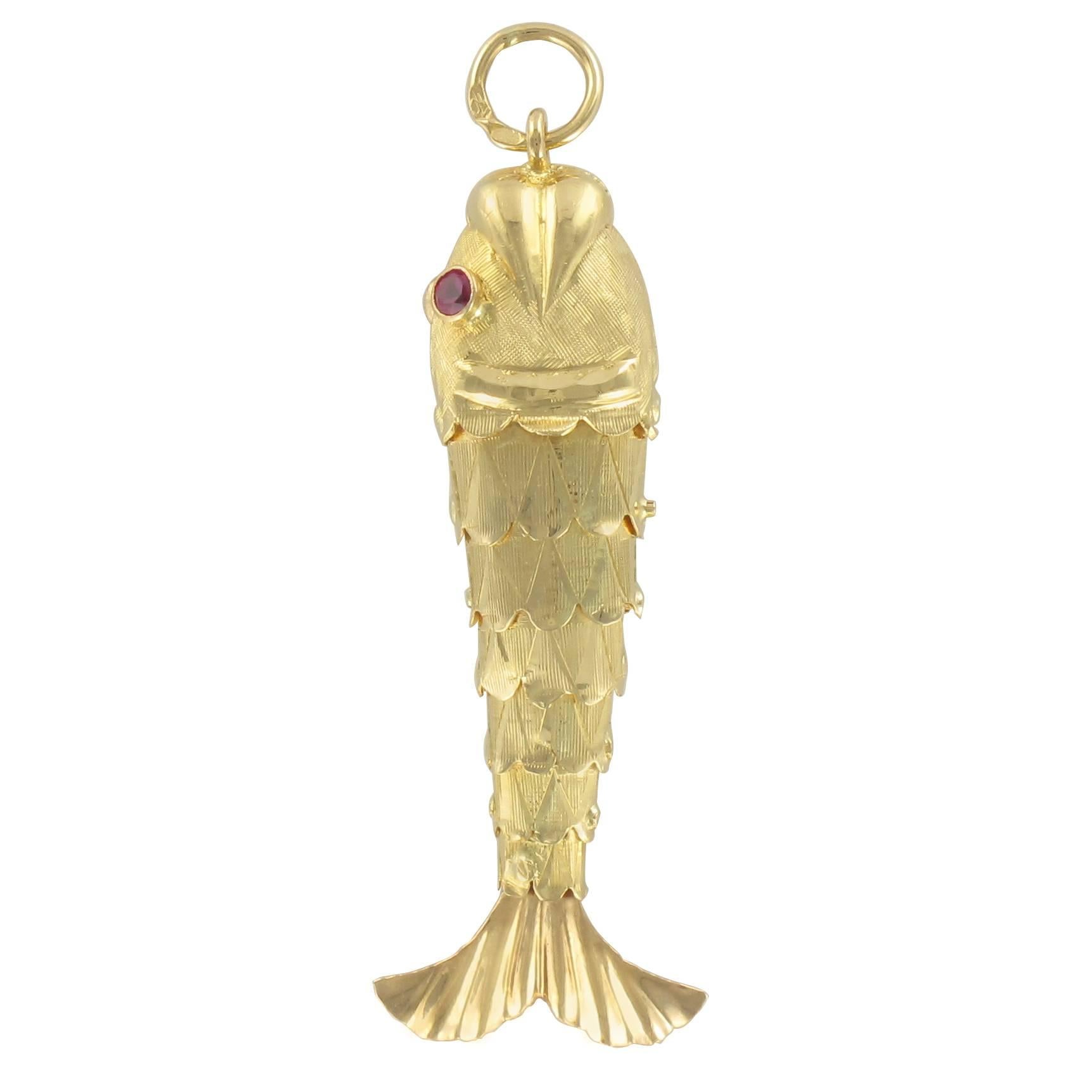 1960s Fish Articulated 18 Karats Gold Pendant Charm