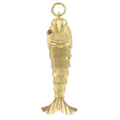 Retro 1960s Fish Articulated 18 Karats Gold Pendant Charm