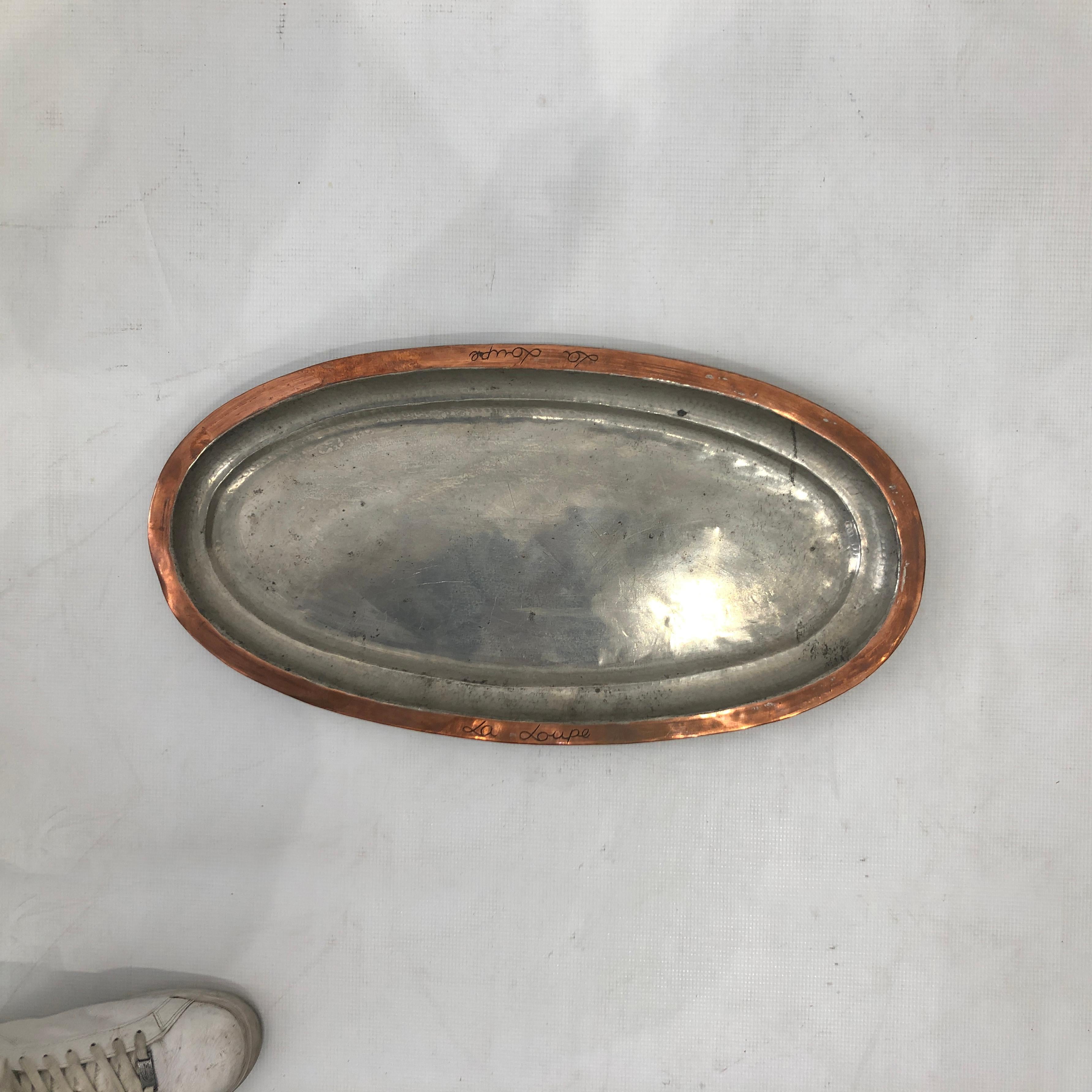 Une sélection vraiment étonnante de plateaux de poissons en cuivre provenant de la Calle et d'un ancien restaurant appelé La Loupe.
Corps en cuivre avec plaque chromée argentée sur la zone de service.
Magnifique réalisation simple avec calligraphie