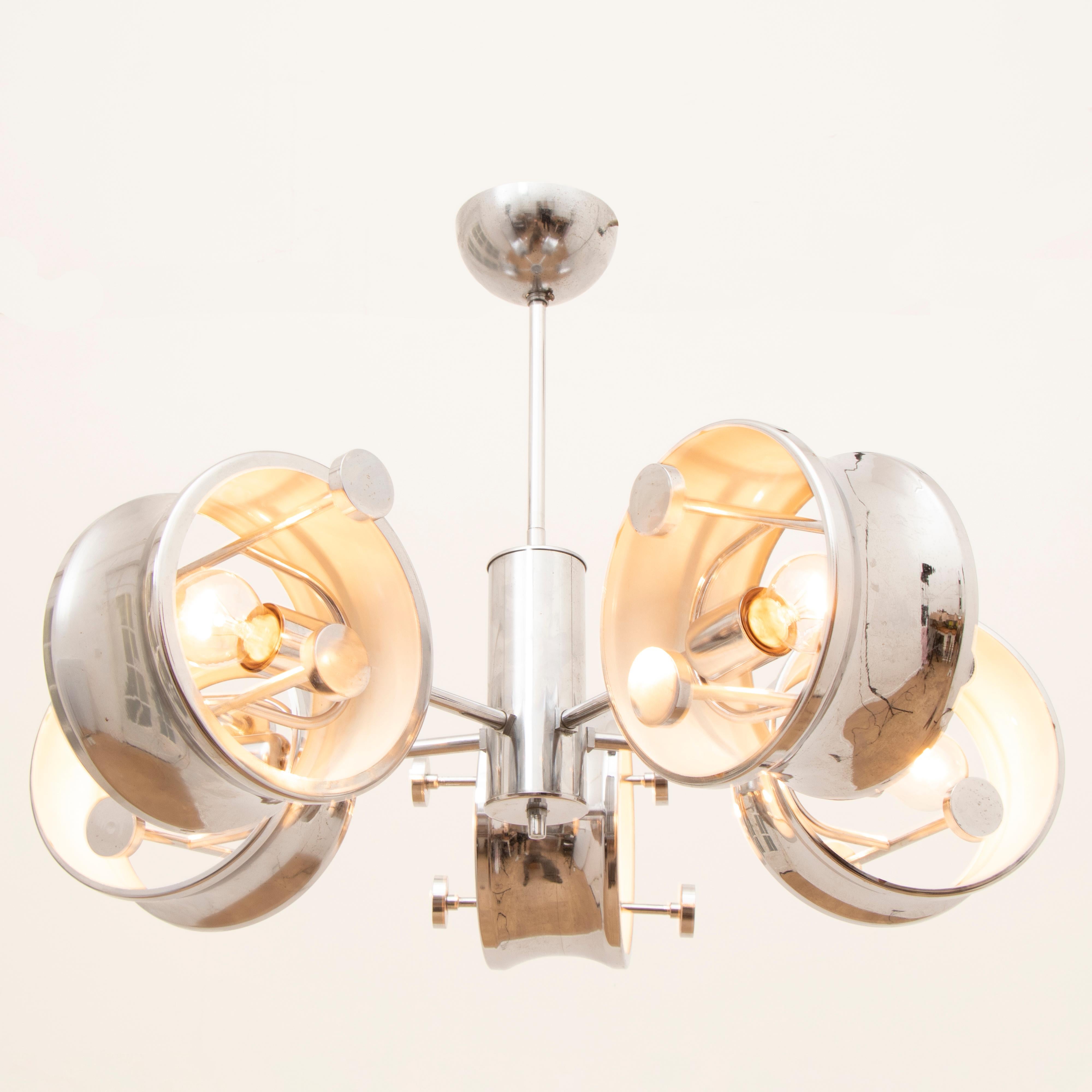An unusual and abstract 1960s five-arm chrome hanging light with circular covers surrounding each bulb in the style of Sciolari. The circular bevelled covers are sprayed white inside with four vertical rods (two at each side) each with a chrome disc