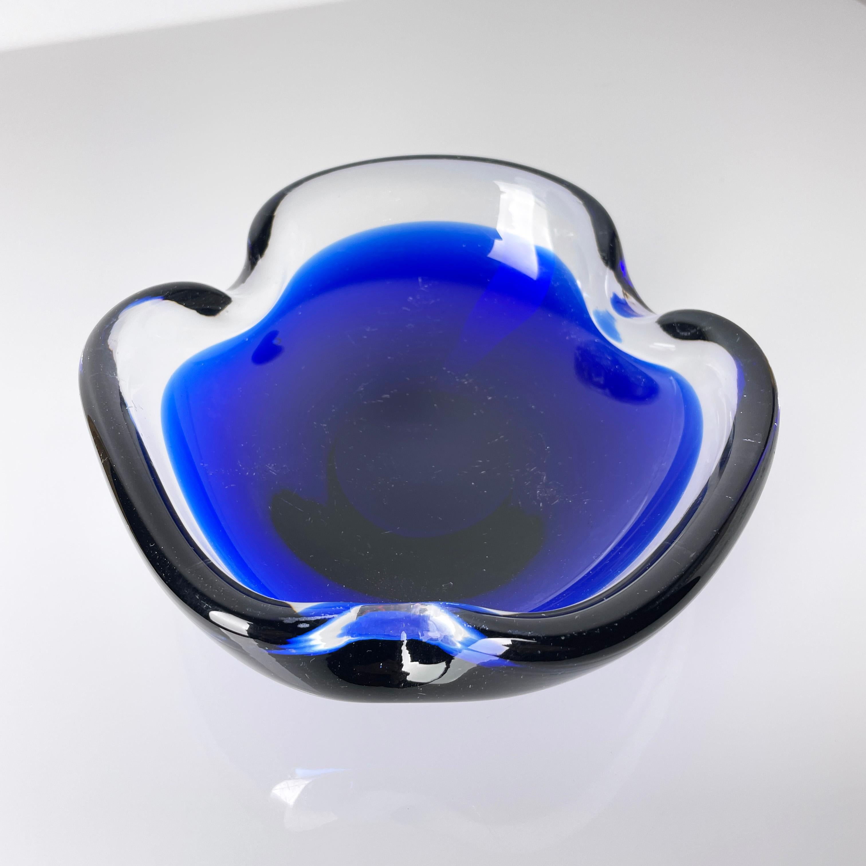 Splendido posacenere/oggetto decorativo blu cobalto degli anni '60.
Disegnato da Flavio Poli in Murano Glass Sommerso. Prodotto in Italia. Un pezzo unico e una forma e un colore bellissimi.  
Dimensioni: Diametro ca. 17 cm / Altezza: 6 cm
L'articolo