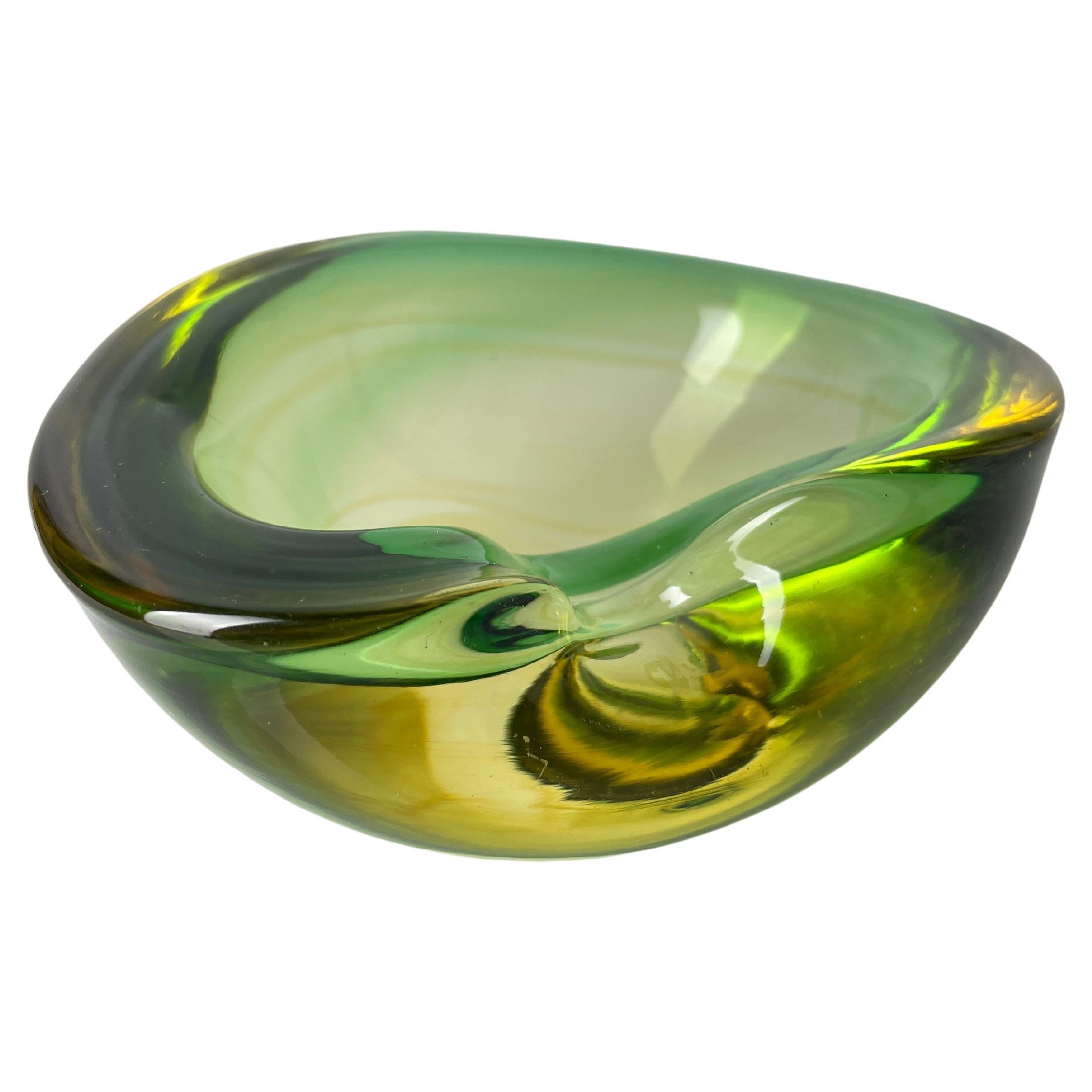 Atemberaubender Murano-Aschenbecher / Dekorationsartikel aus den 1960er Jahren.
Entworfen von Flavio Poli aus Murano Sommerso Glas. Hergestellt in Italien. Ein einzigartiges Stück mit schöner Form und peridotgrüner Farbe.  
Abmessungen: Durchmesser