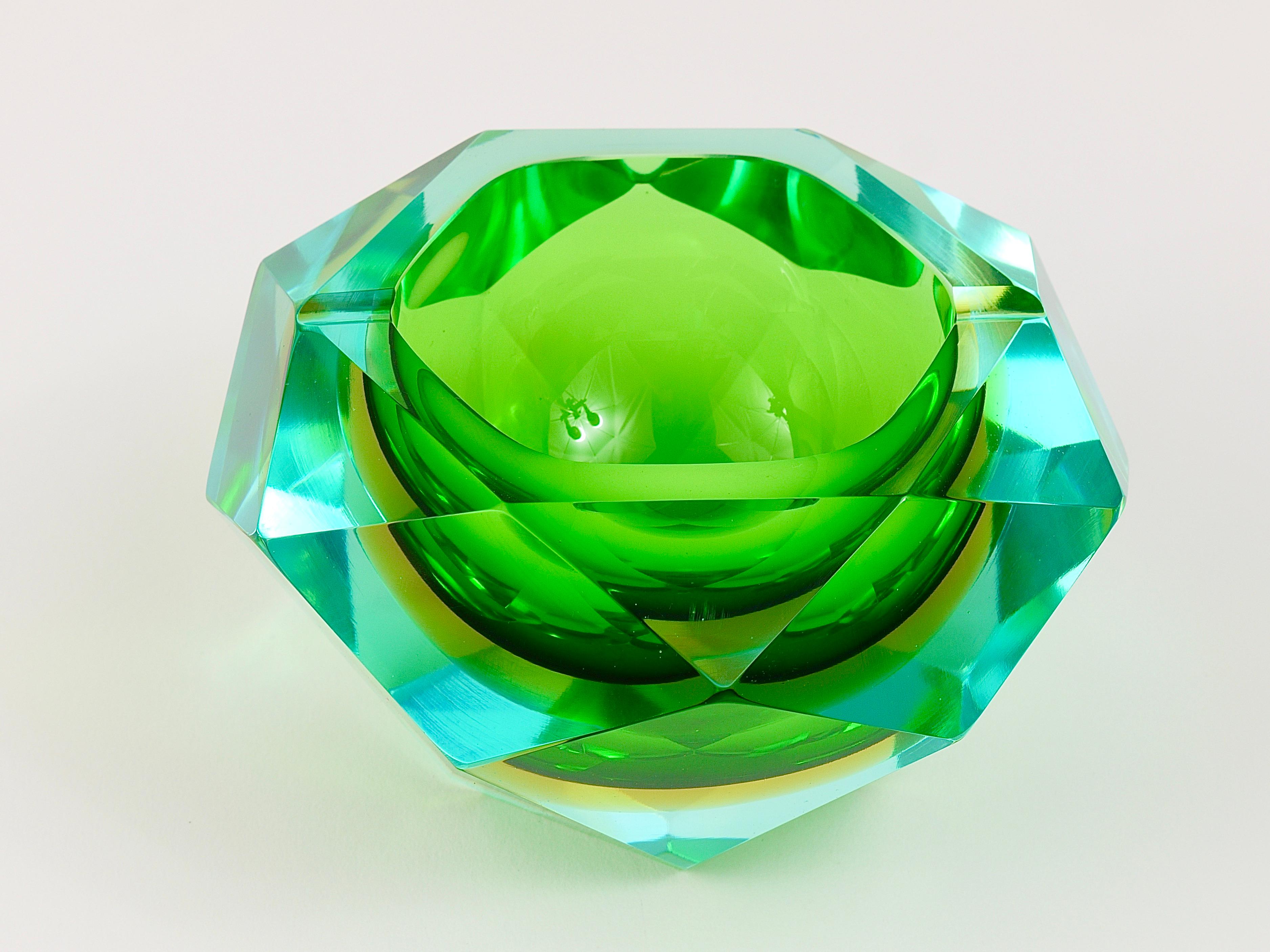 Cenicero de diamantes facetados de colores Flavio Poli, Seguso, Murano, Italia, años 60 en venta 8