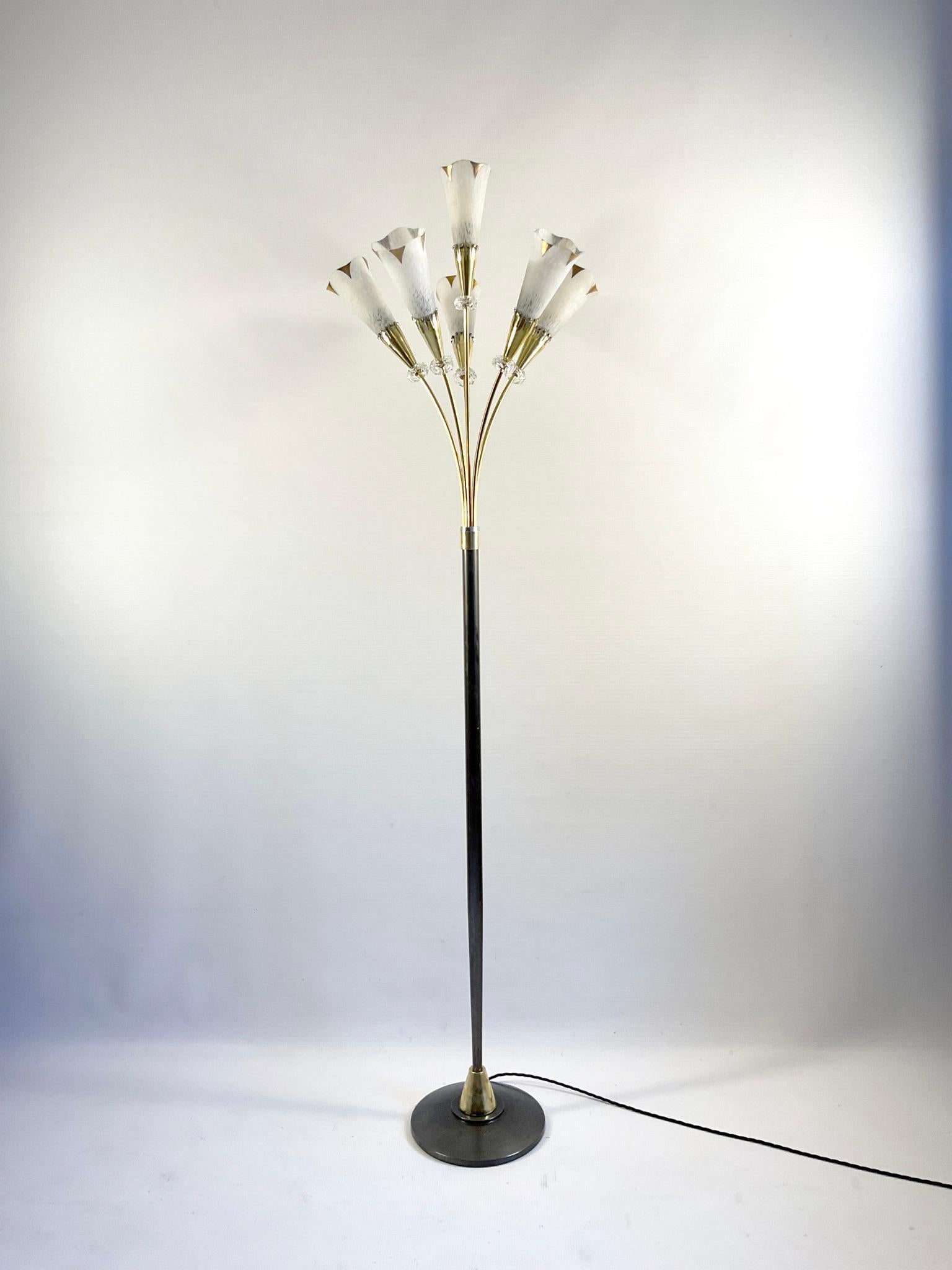 Lampadaire à six lumières en laiton des années 1950, attribué à Genet et Michon, avec une finition en patine de bronze.
Whiting avec six abat-jour en forme de lys en blanc givré et opaline dorée et une finition en cristal réalisée par la