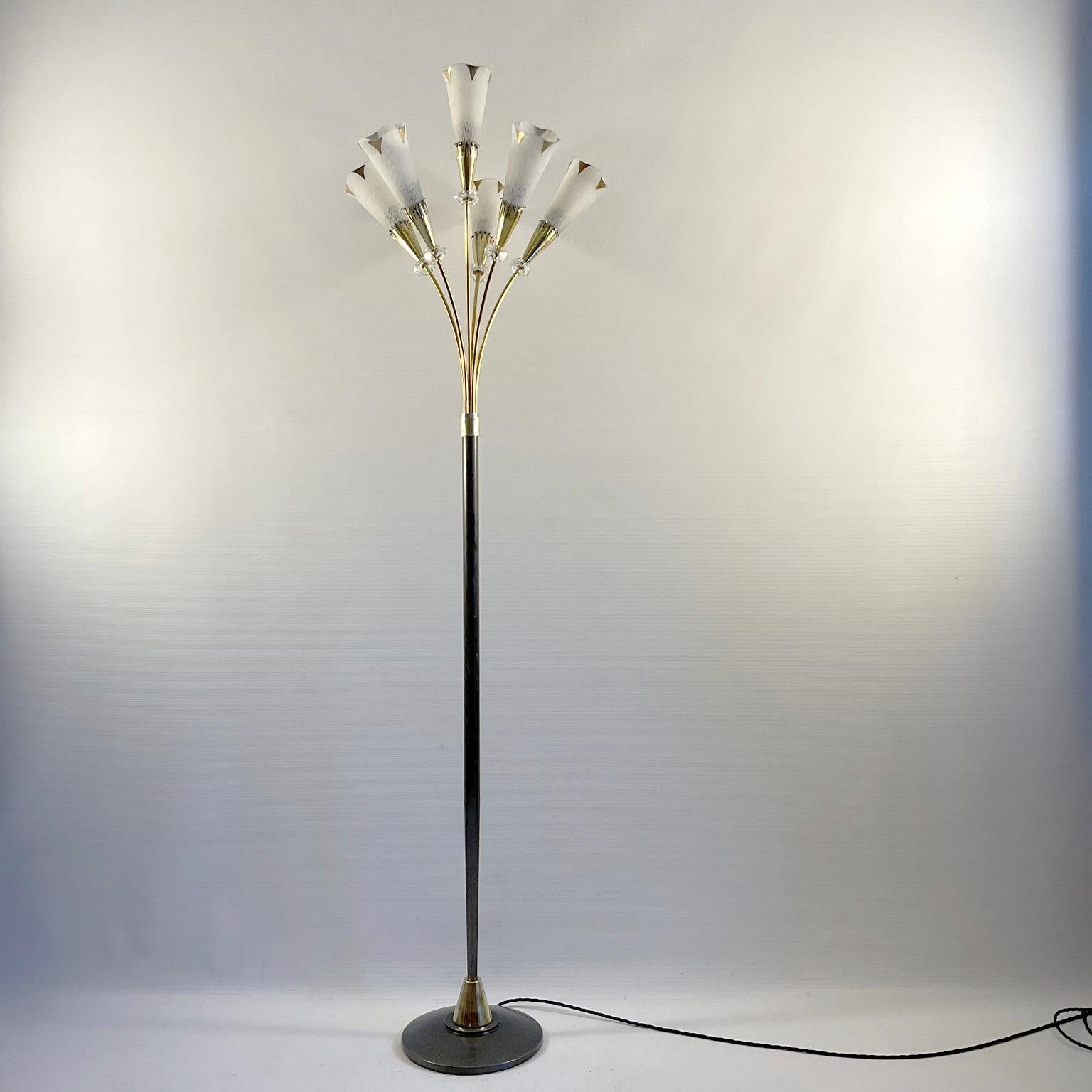 Mid-Century Modern Lampadaire des années 1960 Attribué à Genet et Michon avec six branches d'éclairage en laiton. en vente