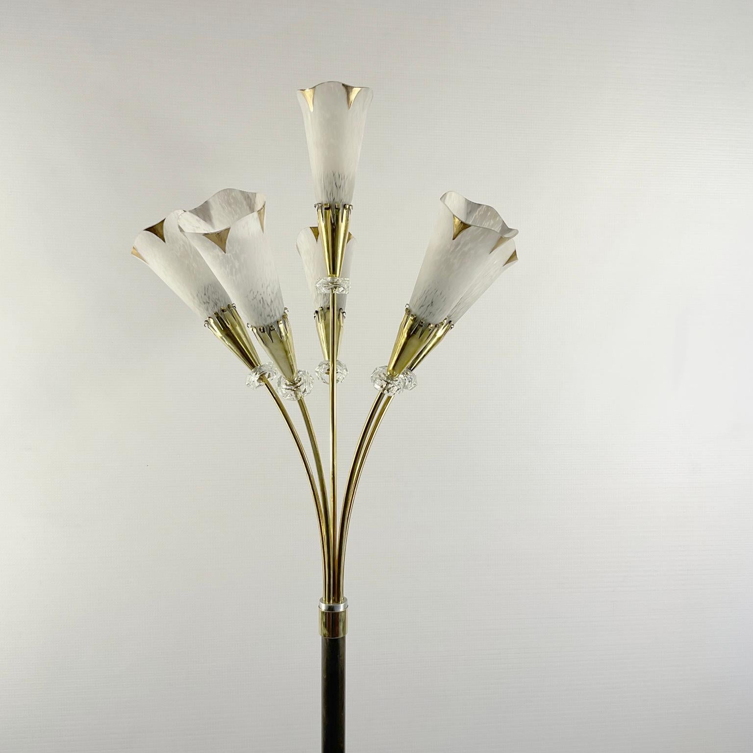 Français Lampadaire des années 1960 Attribué à Genet et Michon avec six branches d'éclairage en laiton. en vente