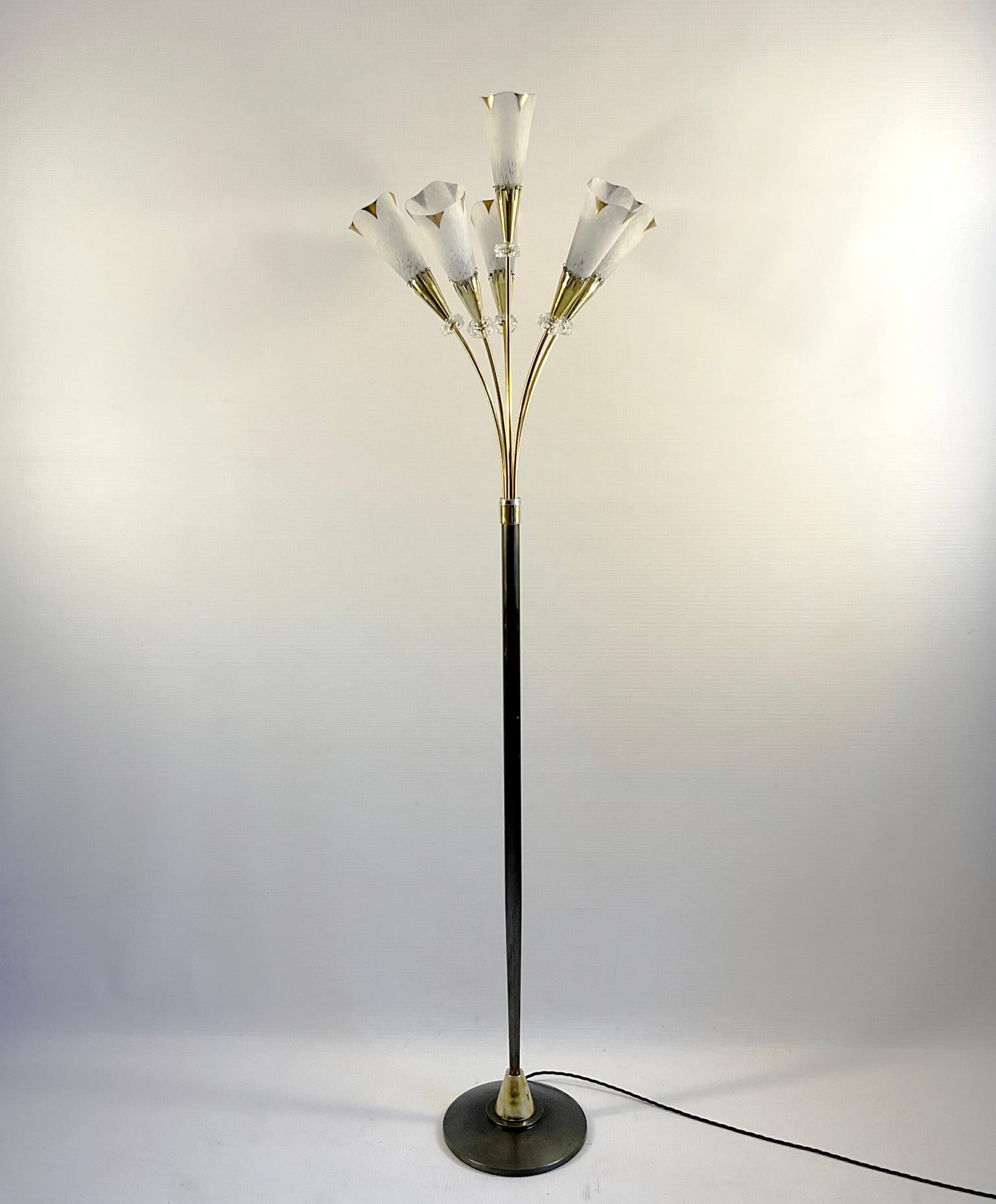 Lampadaire des années 1960 Attribué à Genet et Michon avec six branches d'éclairage en laiton. Bon état - En vente à London, GB