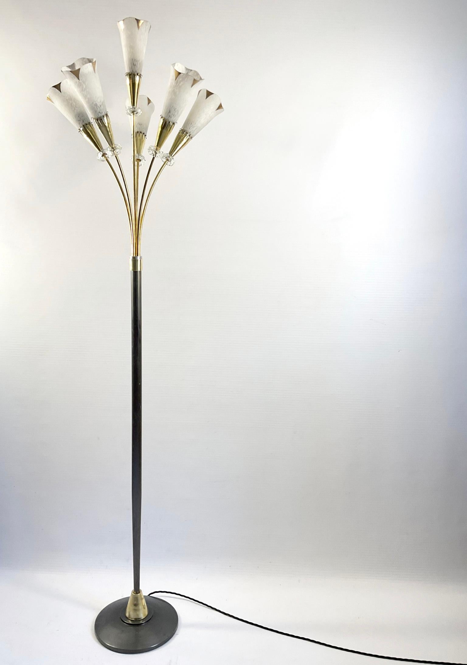 20ième siècle Lampadaire des années 1960 Attribué à Genet et Michon avec six branches d'éclairage en laiton. en vente