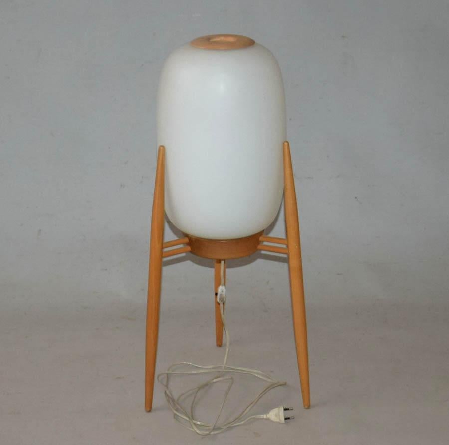 - Old retro floor lamp rocket,
- type No. 4159
- original very good condition
- wooden tripod in the central part with built-in bulb socket
- milk glass
- original wiring
- the switch is on a cord, max. 1x100W, E27
-only cleaned, marked
