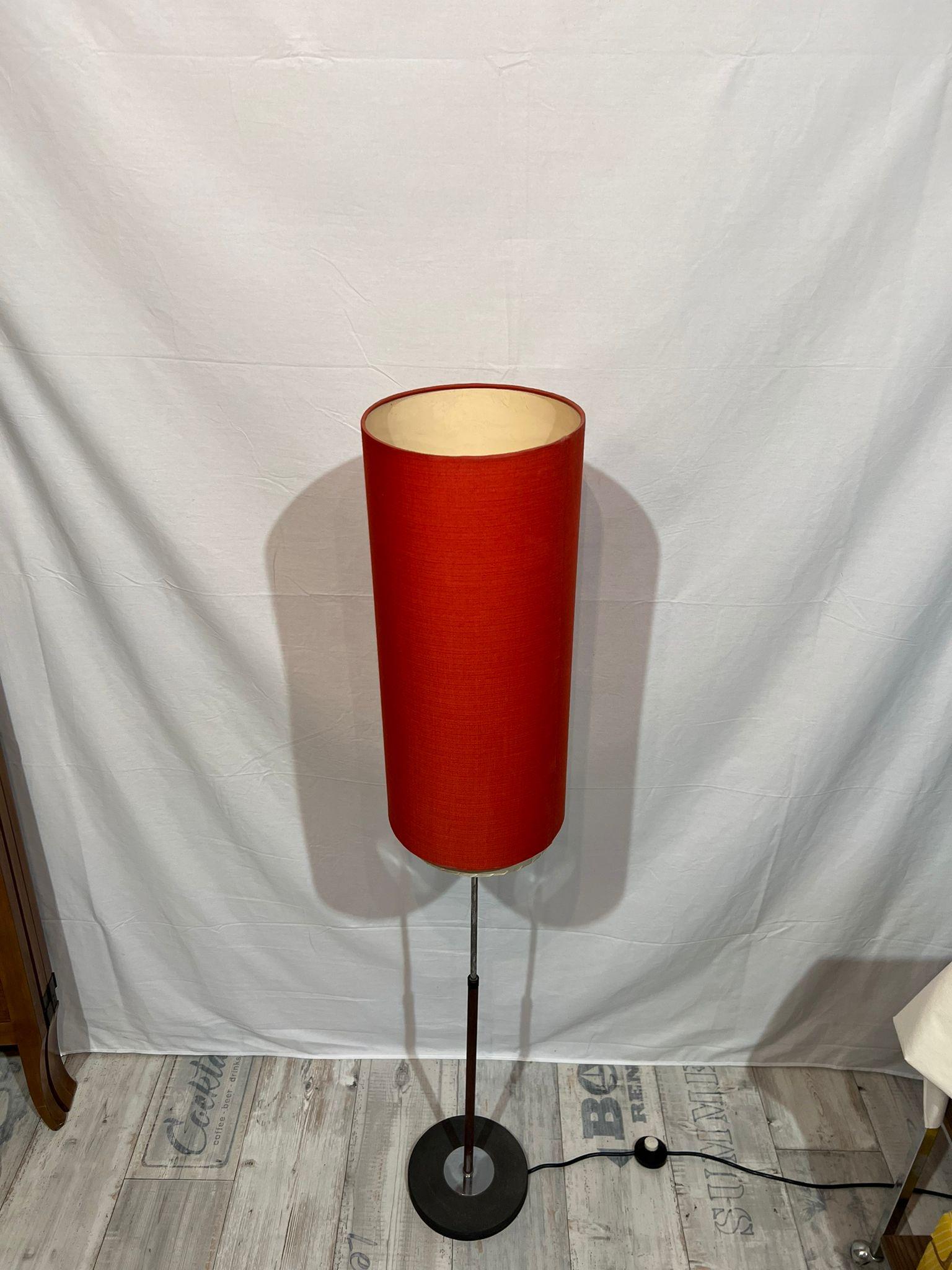 1960er Stehlampe mit rotem zylindrischen Schirm im Zustand „Gut“ im Angebot in Wien, AT