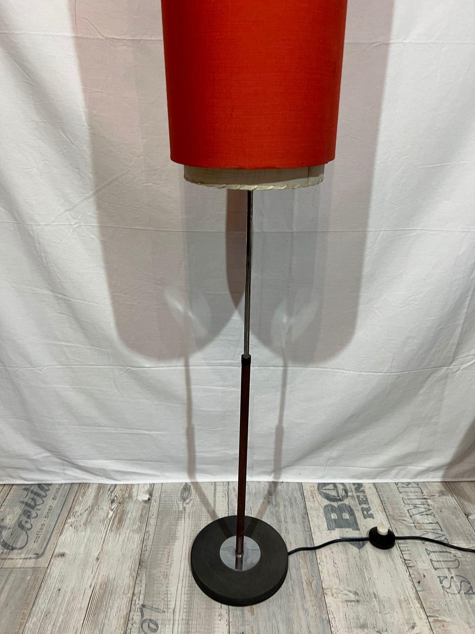 1960er Stehlampe mit rotem zylindrischen Schirm (Mitte des 20. Jahrhunderts) im Angebot