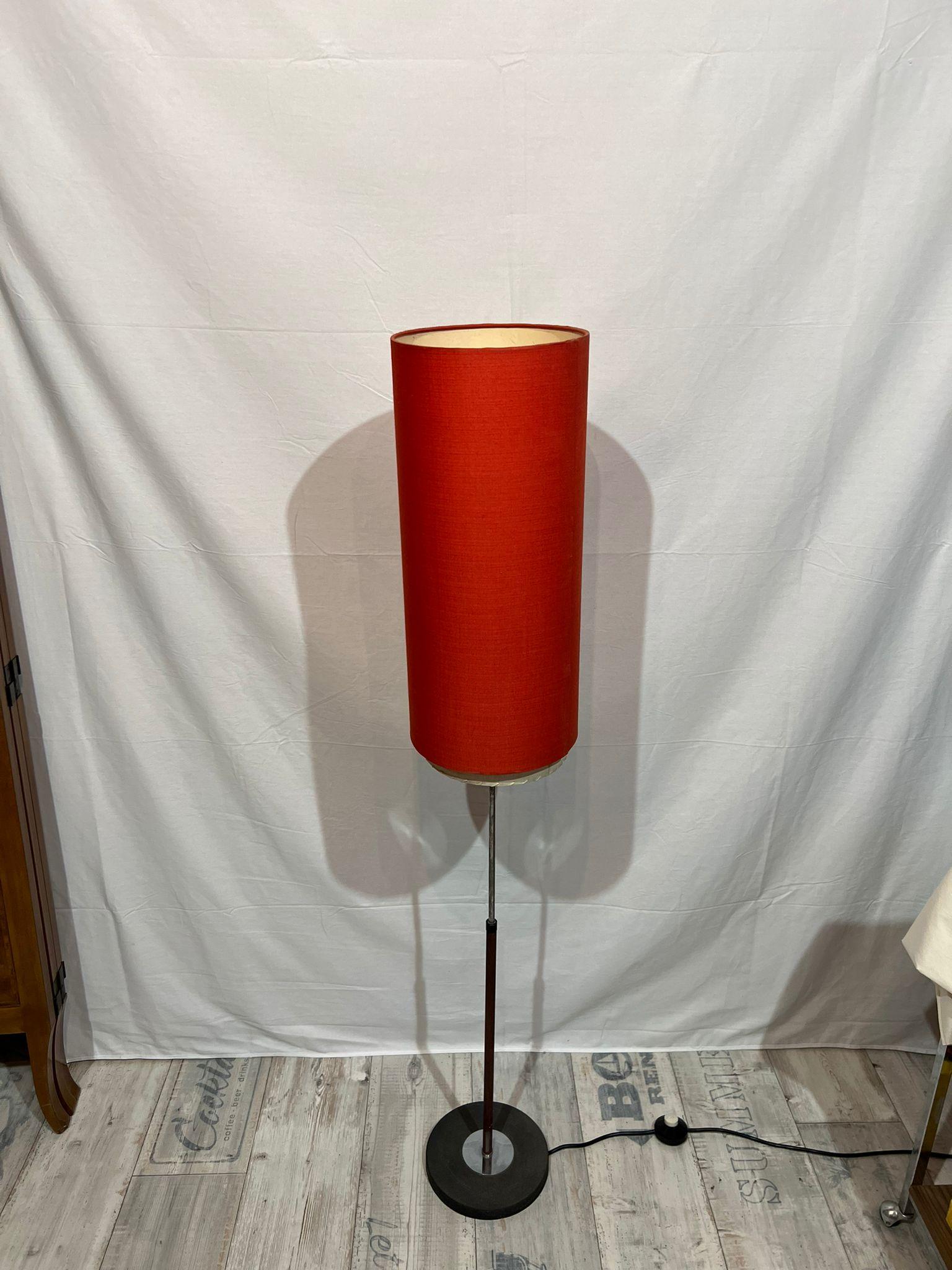 1960er Stehlampe mit rotem zylindrischen Schirm im Angebot 1