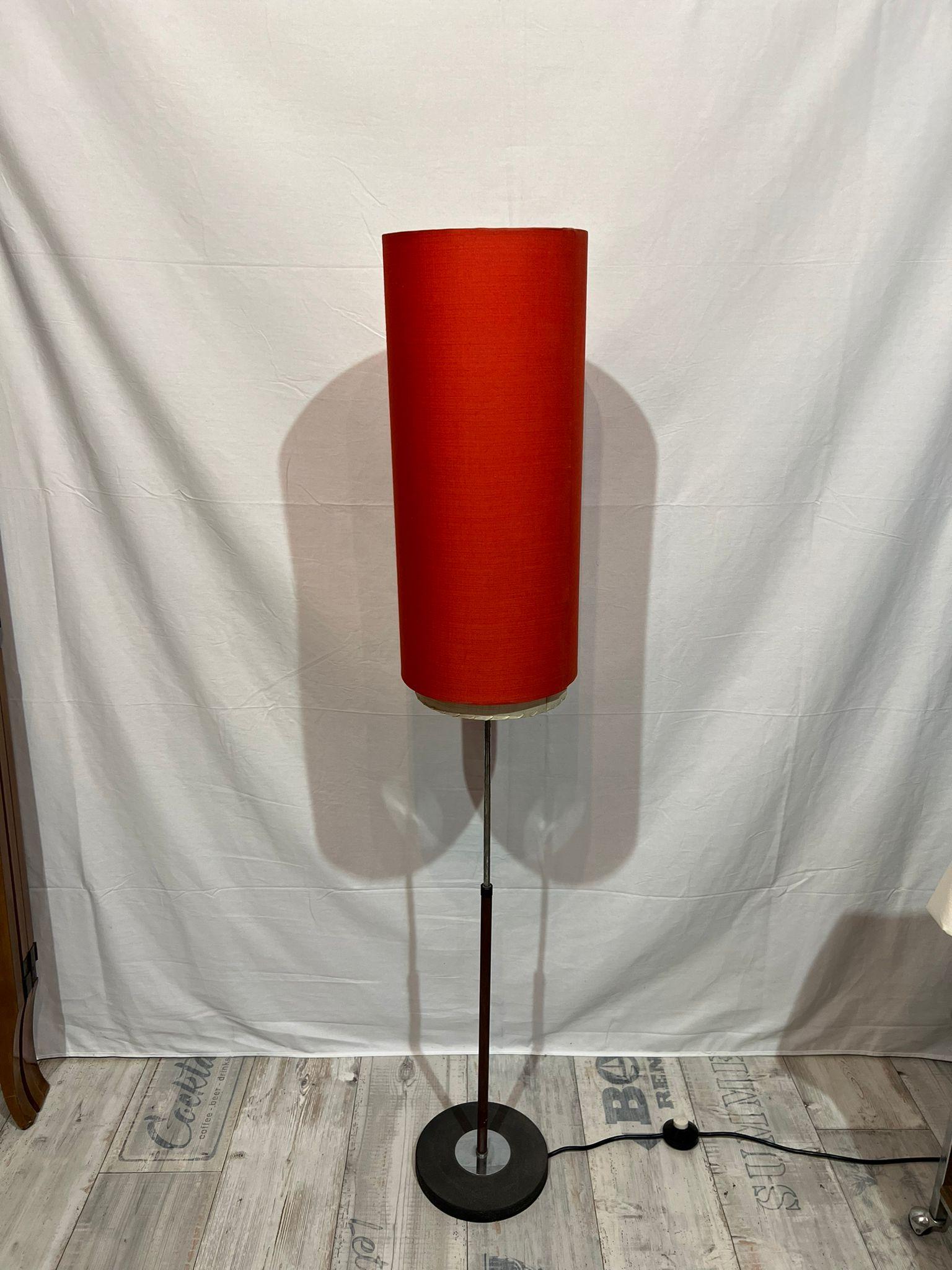 1960er Stehlampe mit rotem zylindrischen Schirm im Angebot 2