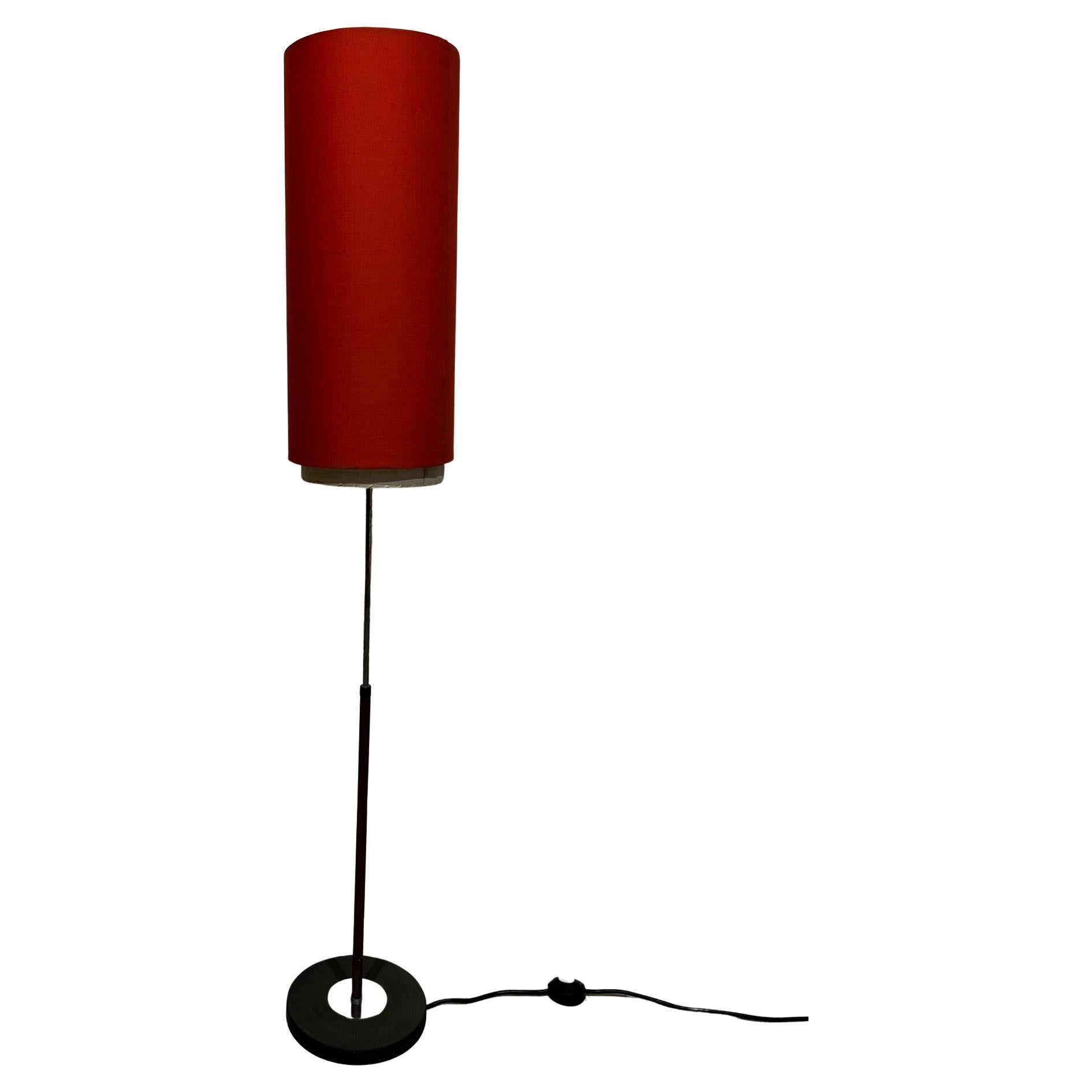 1960er Stehlampe mit rotem zylindrischen Schirm im Angebot