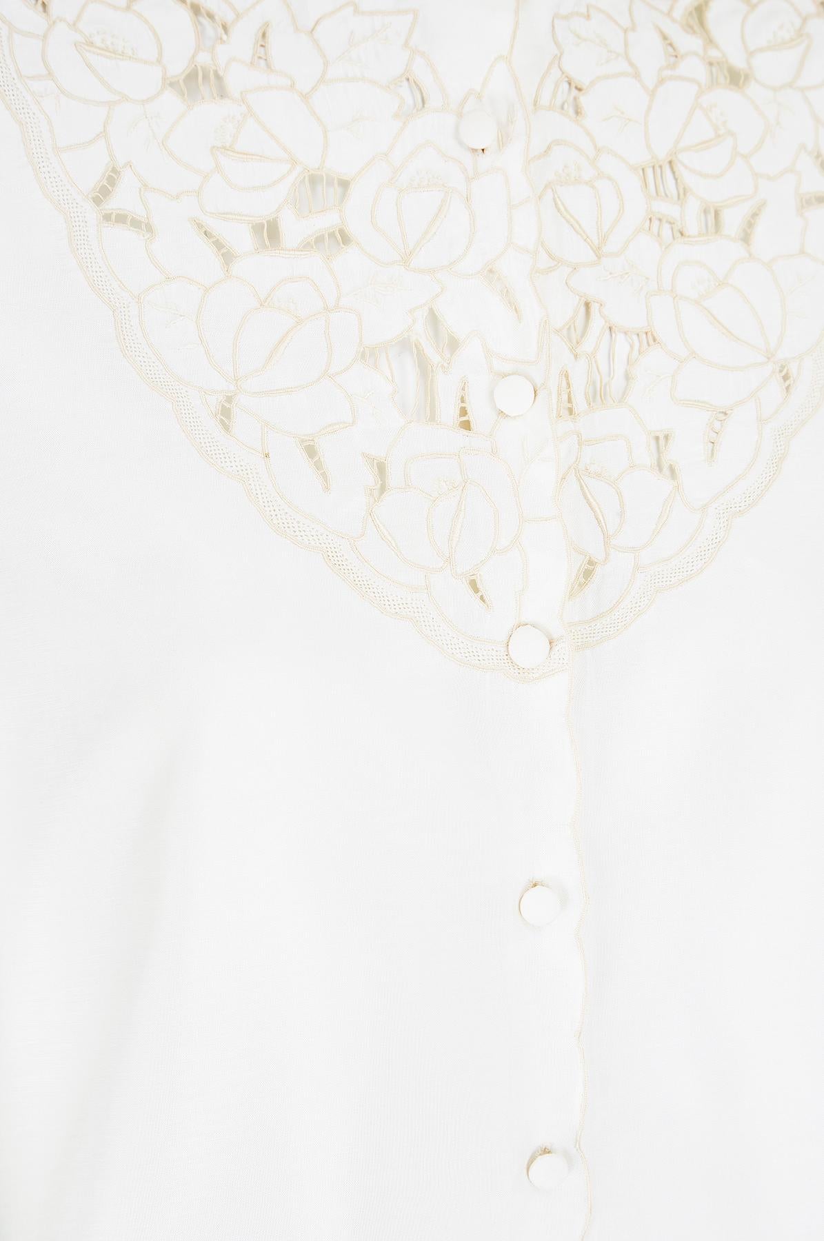 Floral bestickte Bluse aus Seidenmischung aus den 1960er Jahren (Grau) im Angebot