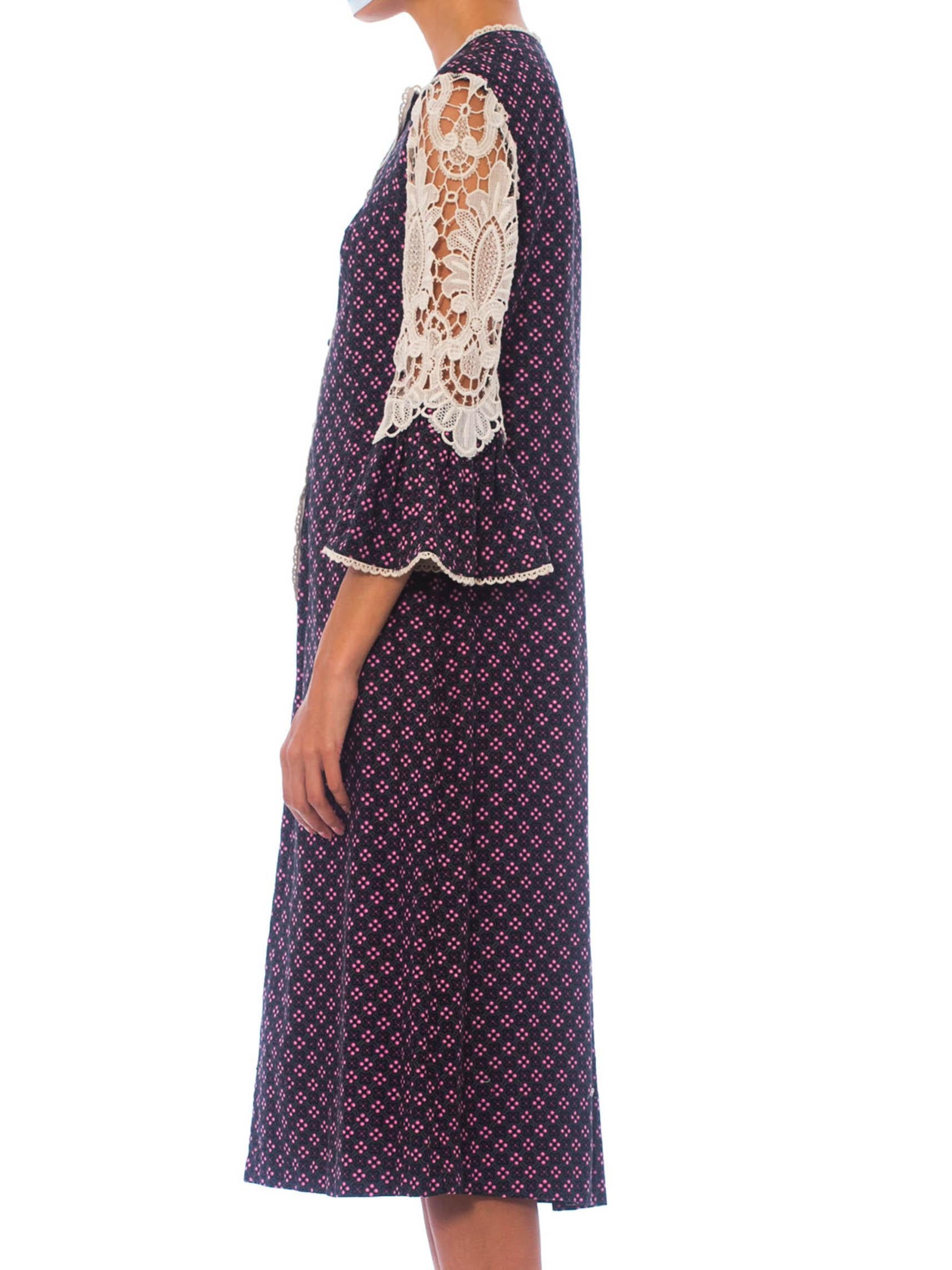 robe victorienne de style Revival en coton sergé imprimé floral des années 1960 avec manches en dentelle blanche