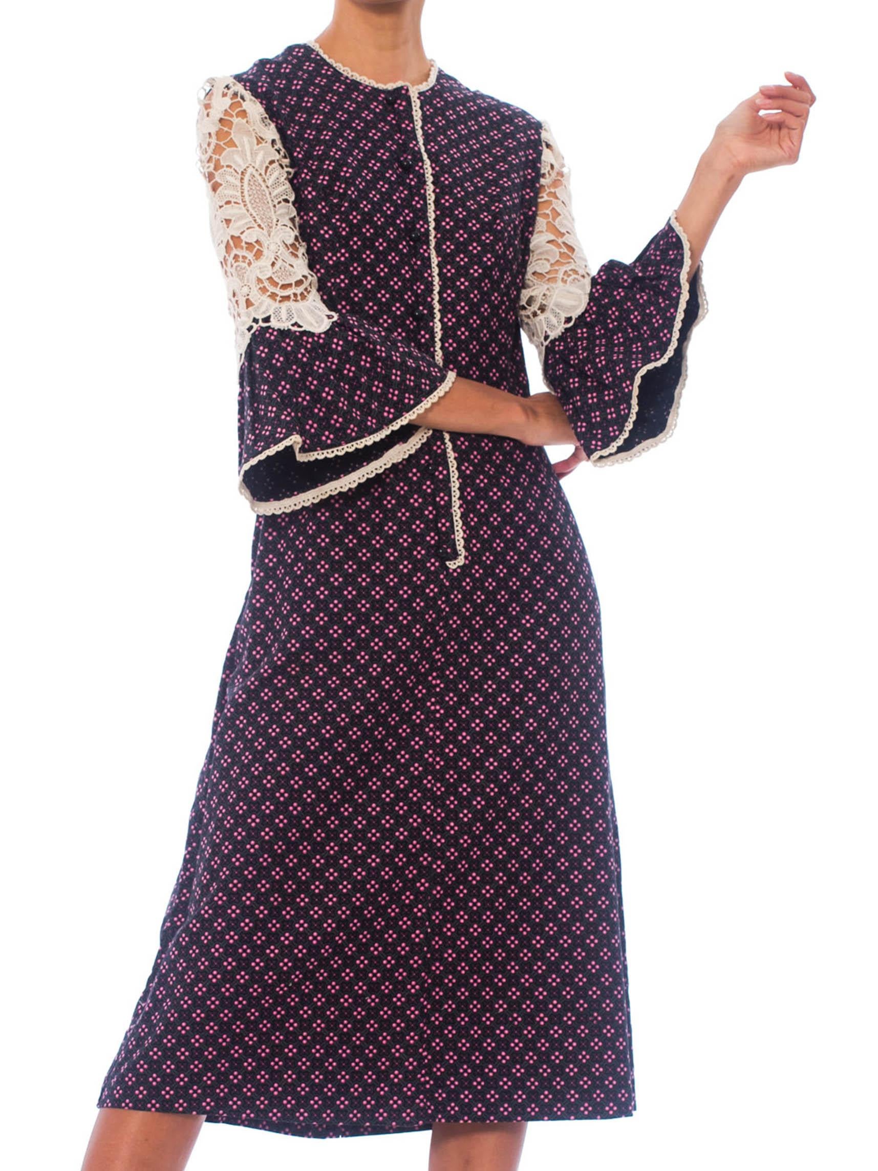Vintage-Kleid aus Baumwoll-Twill im viktorianischen Revival-Stil mit Blumendruck und weißen Spitzenärmeln aus den 1960er Jahren im Zustand „Hervorragend“ im Angebot in New York, NY