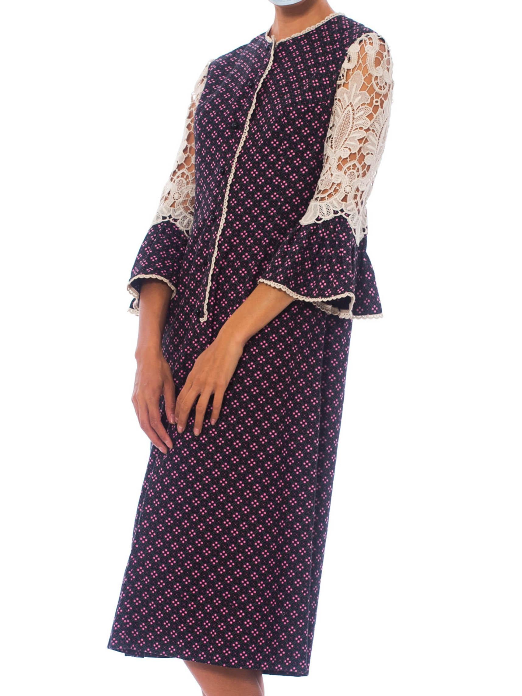 Vintage-Kleid aus Baumwoll-Twill im viktorianischen Revival-Stil mit Blumendruck und weißen Spitzenärmeln aus den 1960er Jahren im Angebot 1