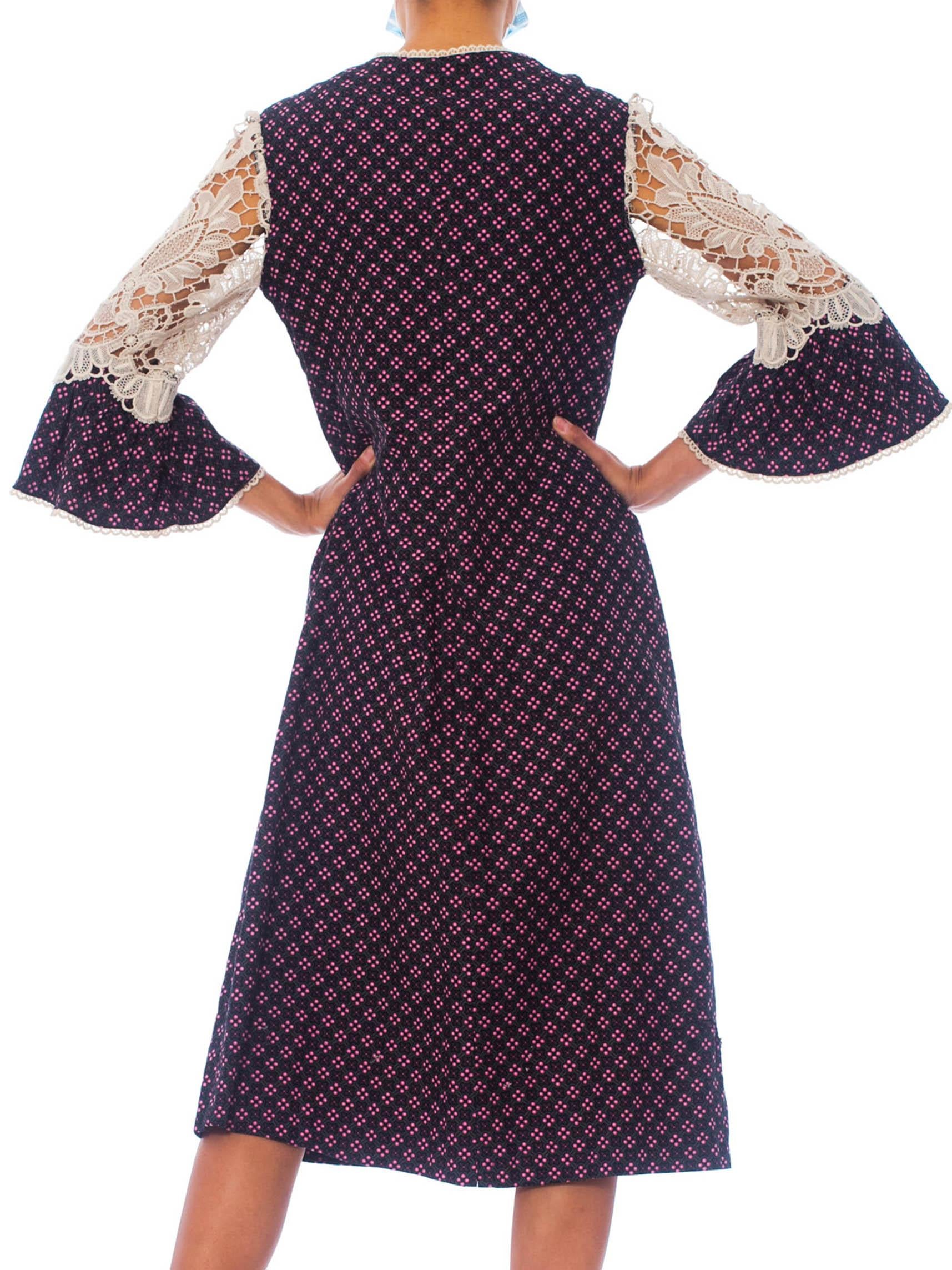 Vintage-Kleid aus Baumwoll-Twill im viktorianischen Revival-Stil mit Blumendruck und weißen Spitzenärmeln aus den 1960er Jahren im Angebot 3