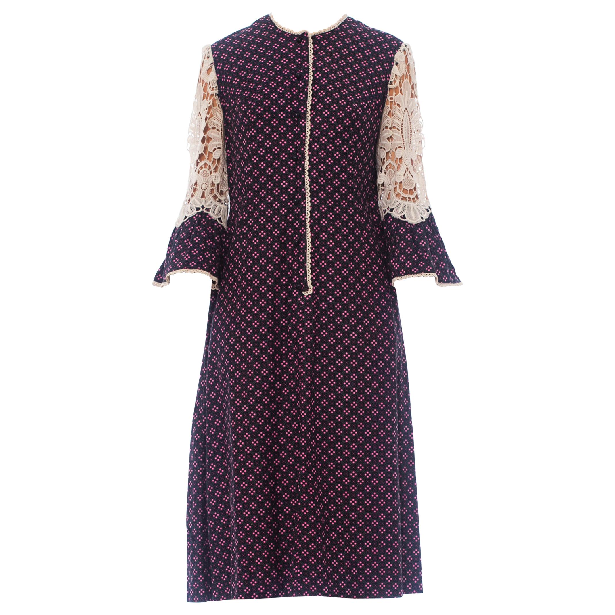 Vintage-Kleid aus Baumwoll-Twill im viktorianischen Revival-Stil mit Blumendruck und weißen Spitzenärmeln aus den 1960er Jahren im Angebot