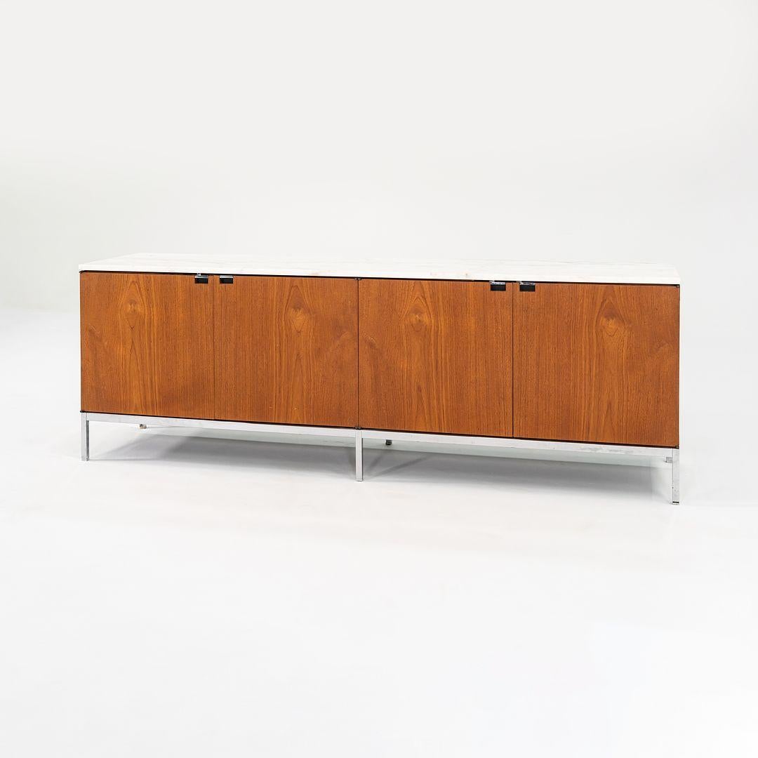 Questa è una credenza a 4 posizioni, modello 2544, disegnata inizialmente da Florence Knoll nel 1961. Questo particolare esemplare risale agli anni '60. Il pezzo è realizzato in noce pregiato e presenta un piano in marmo bianco. Riteniamo che il