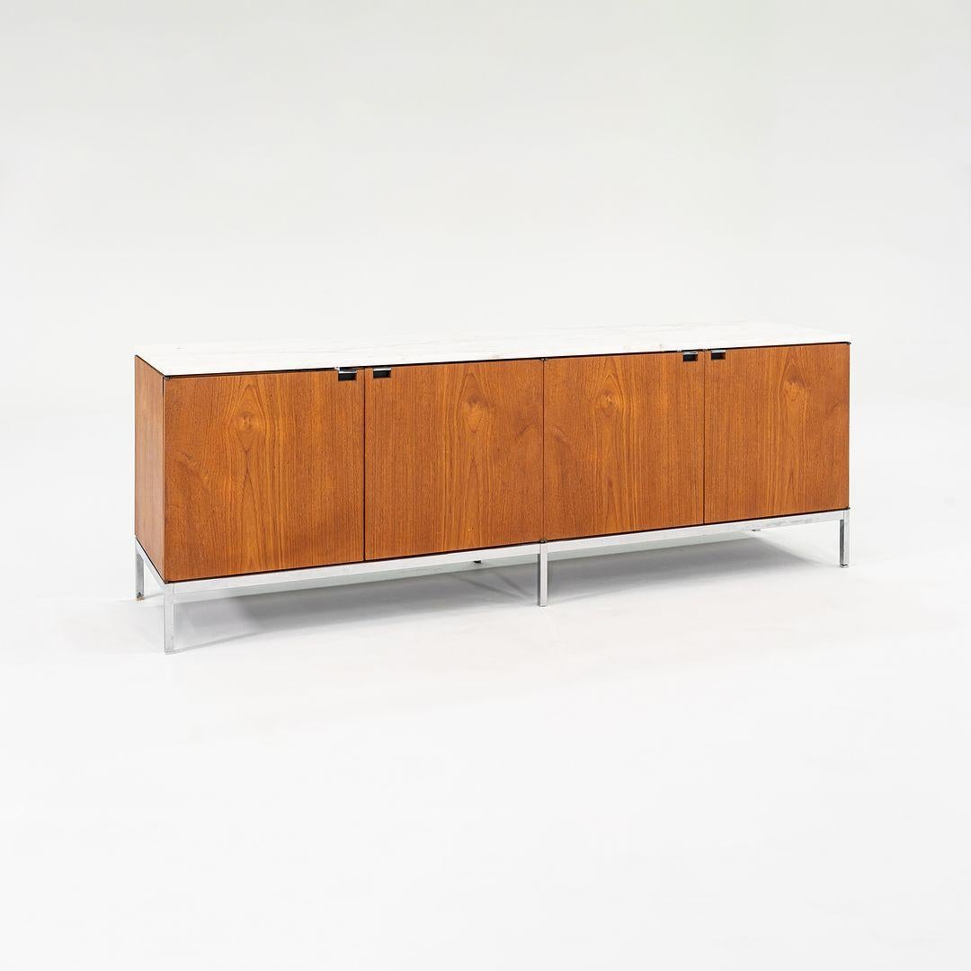 Moderno Credenza a 4 posizioni di Florence Knoll del 1960 in noce con piano in marmo, Model 2544 in vendita