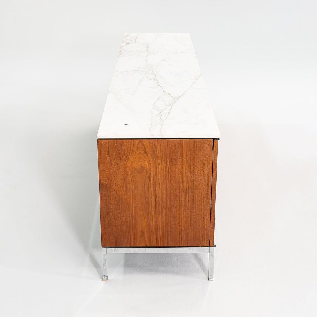 Credenza a 4 posizioni di Florence Knoll del 1960 in noce con piano in marmo, Model 2544 In condizioni ottime in vendita a Philadelphia, PA