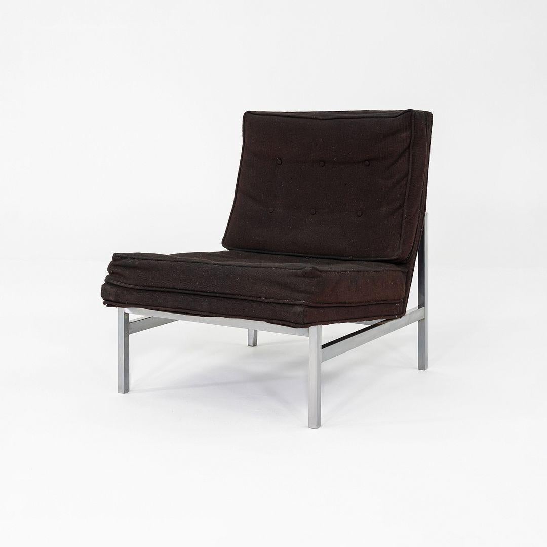 Il s'agit d'une chaise longue sans accoudoirs, Design/One, modèle 51, conçue à l'origine par Florence Knoll en 1955. Cet exemple particulier date des années 1960. La chaise est composée d'un cadre solide en acier chromé avec des coussins d'assise et