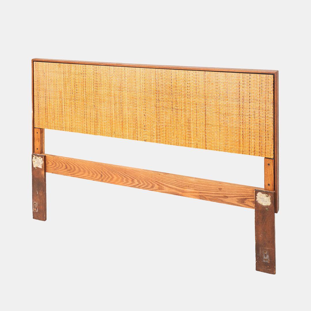 Il s'agit d'une tête de lit modèle 740 WP conçue par Florence Knoll pour Knoll International en 1956. Cet exemple particulier date des années 1960. La pièce est construite en noyer et comporte un panneau de canne tressée. 
 
 Cette tête de lit
