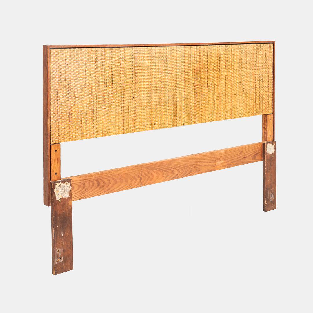 Moderne 1960s Florence Knoll Cane and Walnut Full-Size Headboard (Tête de lit en canne et noyer) en vente