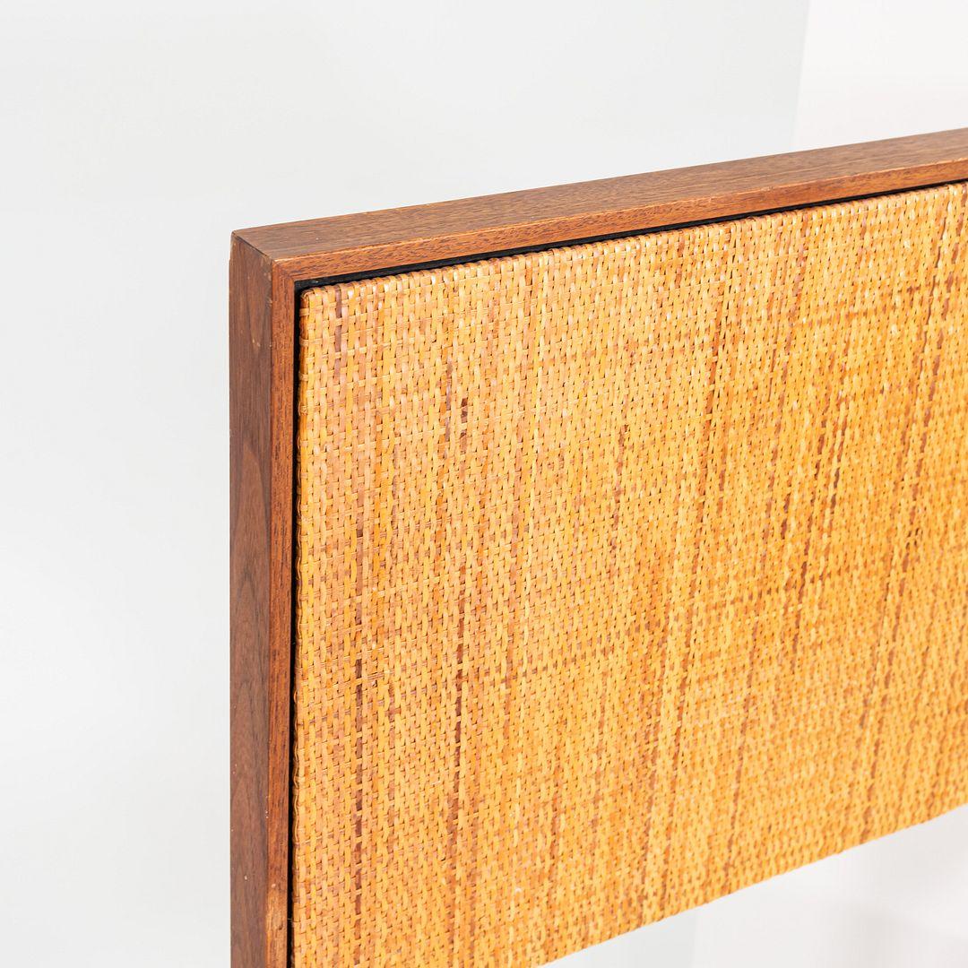 Américain 1960s Florence Knoll Cane and Walnut Full-Size Headboard (Tête de lit en canne et noyer) en vente