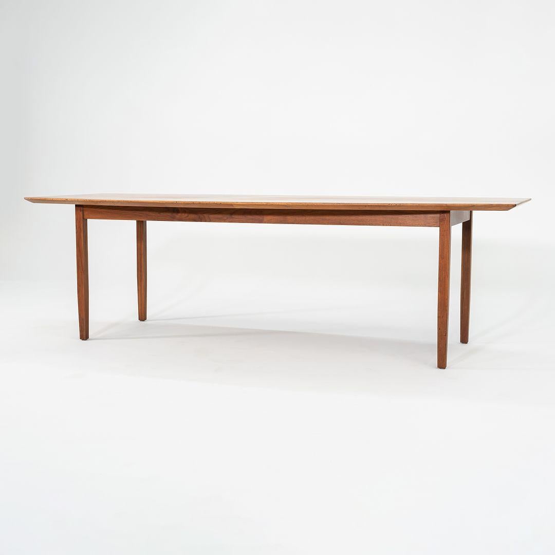 Américain 1960s Florence Knoll Table de conférence ou de salle à manger en noyer / acier 96 x 42 pouces en vente
