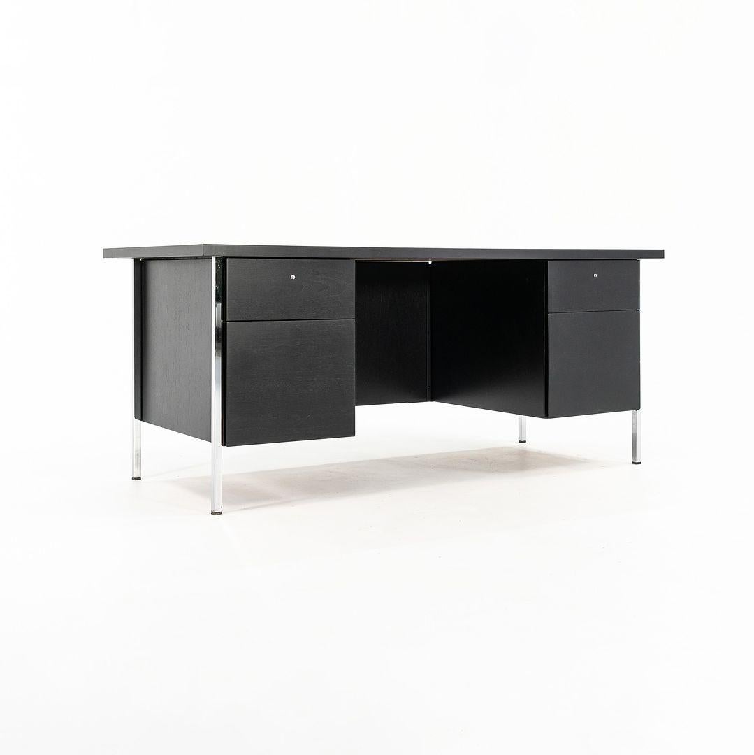 Si tratta di una scrivania originale a doppio piedistallo, modello 1503, disegnata inizialmente da Florence Knoll nel 1956. Questo esemplare è stato prodotto da Knoll Associates nei primi anni Sessanta. È costruito in acciaio e legno ebanizzato e il