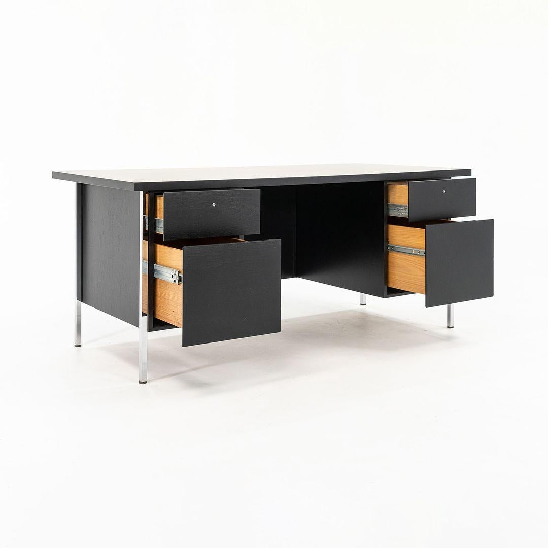 Moderno 1960 Florence Knoll Scrivania direzionale a doppio piedistallo Chrome Wood completamente rifinita in vendita