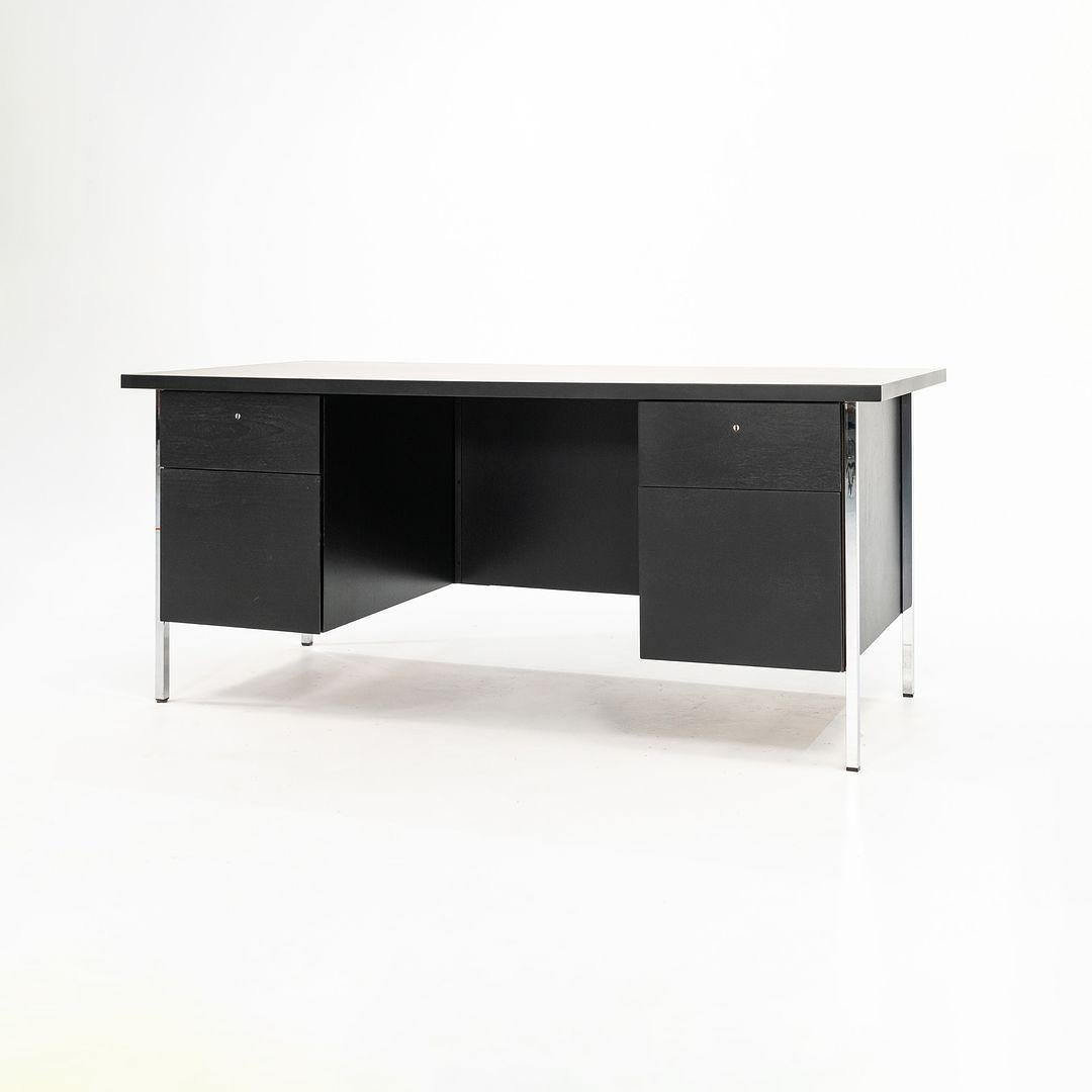 Americano 1960 Florence Knoll Scrivania direzionale a doppio piedistallo Chrome Wood completamente rifinita in vendita