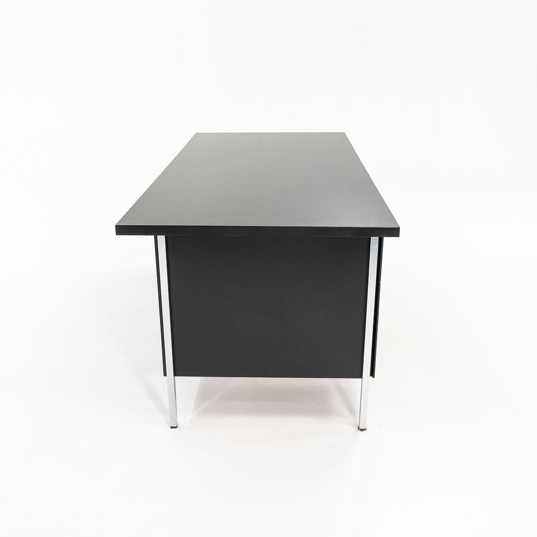 1960 Florence Knoll Scrivania direzionale a doppio piedistallo Chrome Wood completamente rifinita In condizioni buone in vendita a Philadelphia, PA