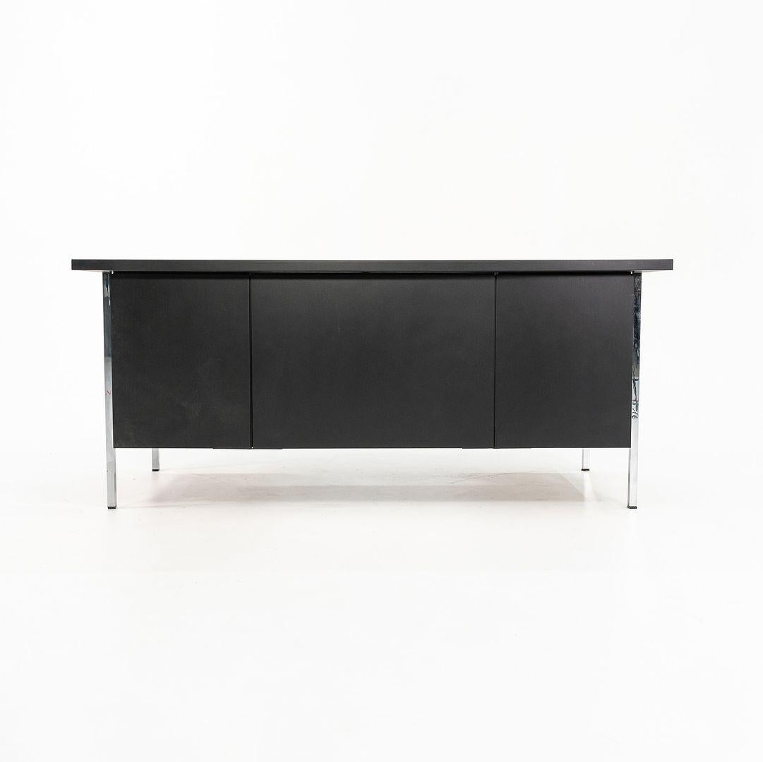 Metà XX secolo 1960 Florence Knoll Scrivania direzionale a doppio piedistallo Chrome Wood completamente rifinita in vendita