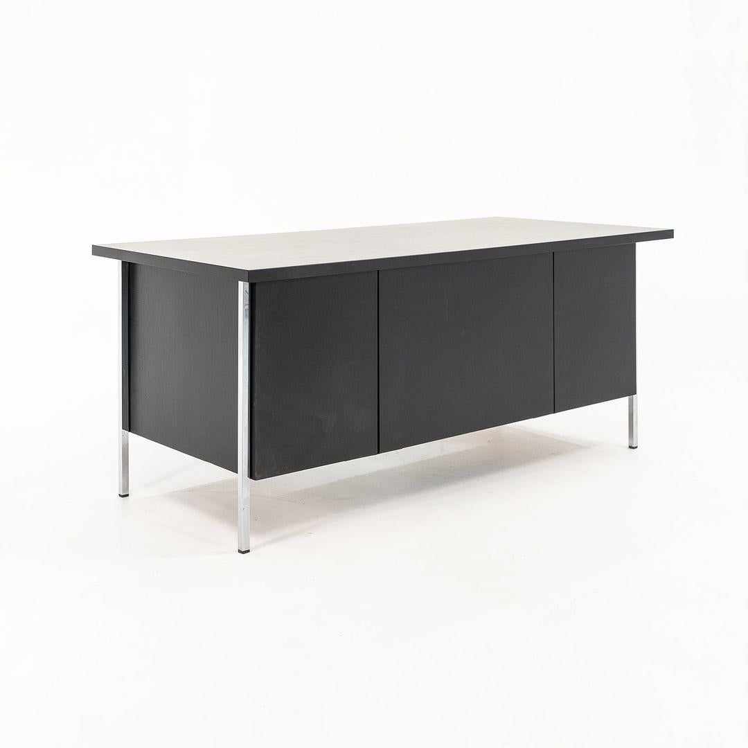 Acciaio 1960 Florence Knoll Scrivania direzionale a doppio piedistallo Chrome Wood completamente rifinita in vendita