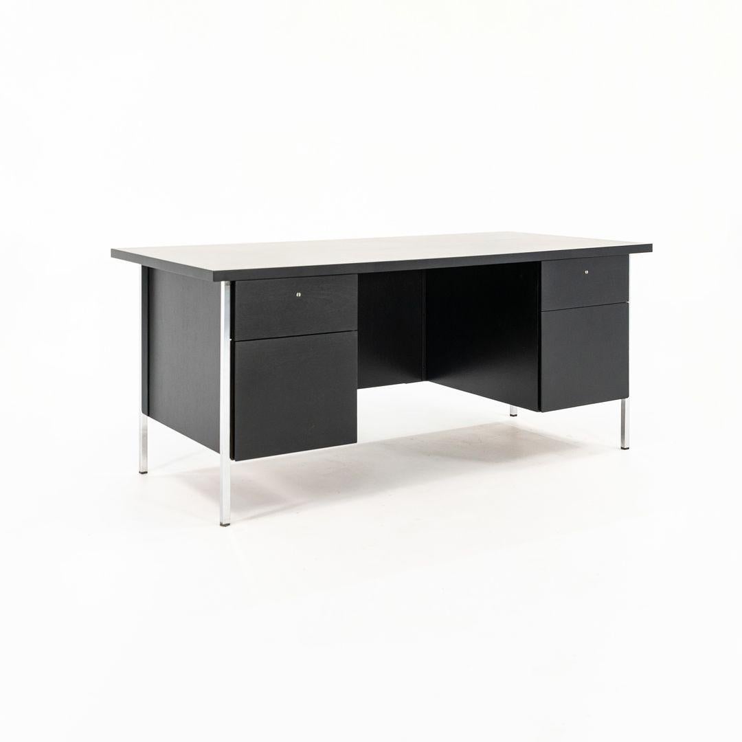 1960 Florence Knoll Scrivania direzionale a doppio piedistallo Chrome Wood completamente rifinita in vendita 1