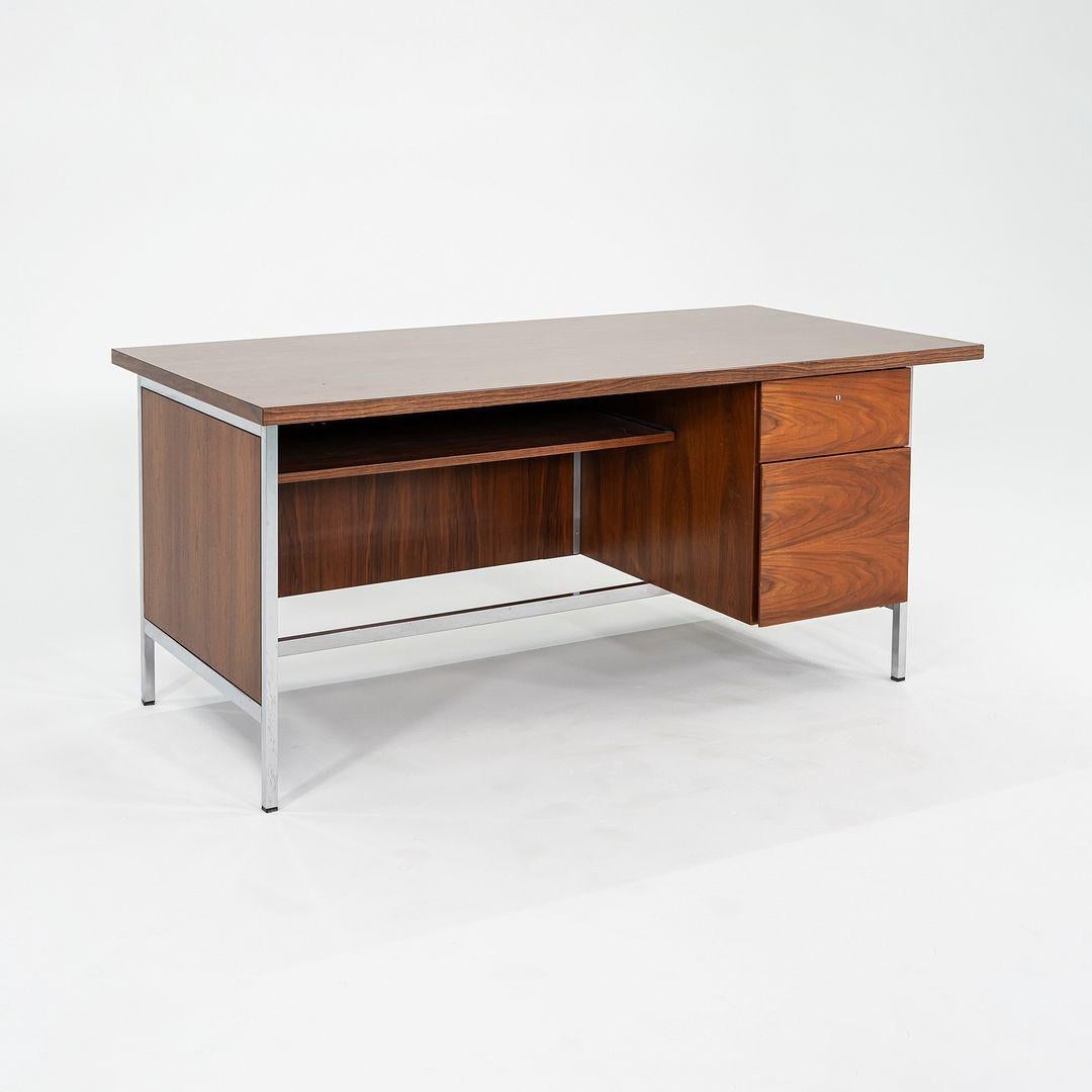 Si tratta di una scrivania Small Design, modello 502B-BWM, disegnata da Florence Knoll per Knoll Associates nel 1952. Questo esempio risale agli anni '60. Le ante, i lati e lo schienale sono realizzati con pannelli in noce, mentre le gambe sono in