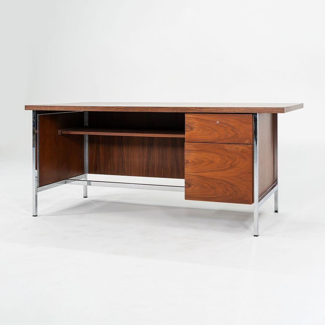 Moderno Scrivania direzionale Florence Knoll degli anni '60 in noce e cromo in vendita