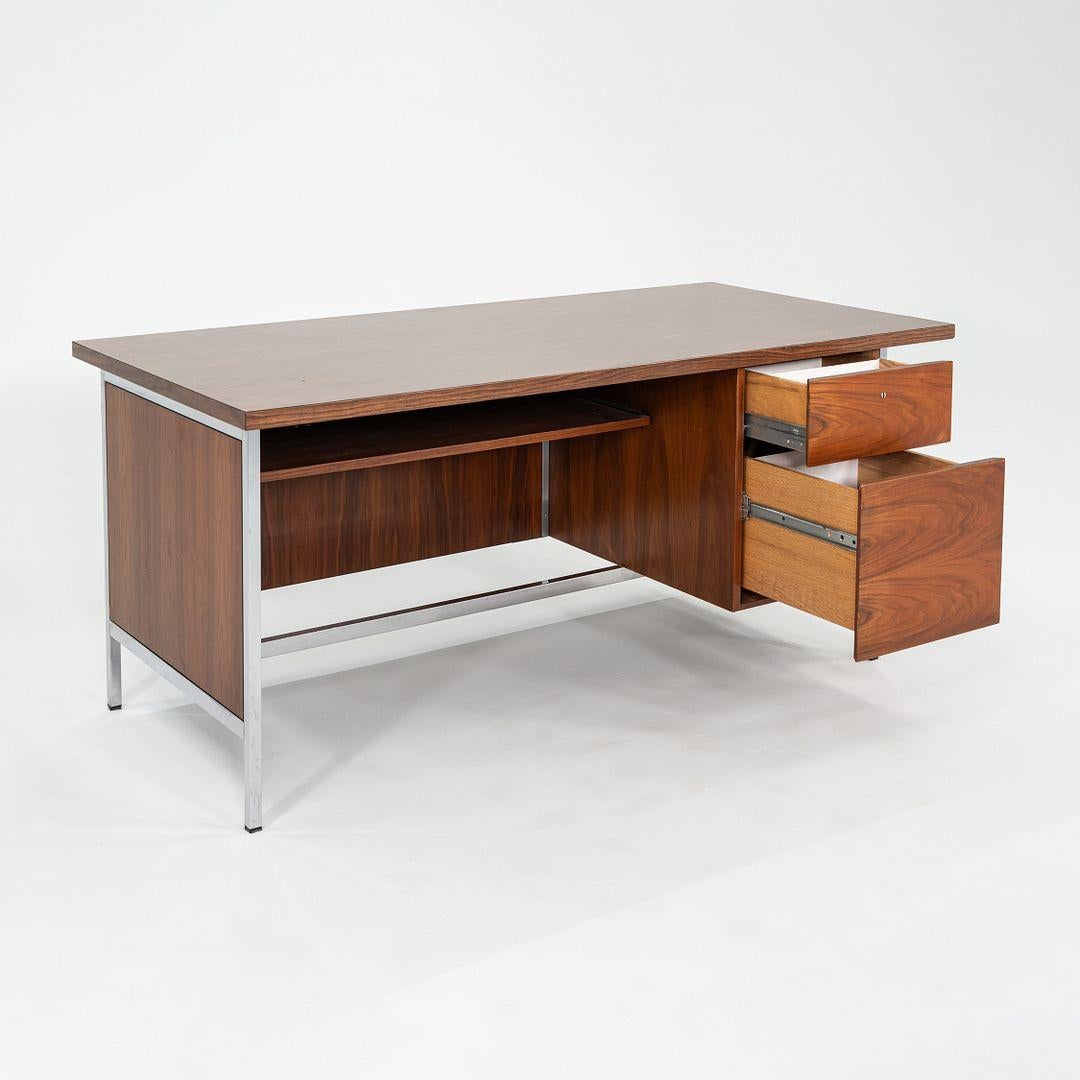 Americano Scrivania direzionale Florence Knoll degli anni '60 in noce e cromo in vendita