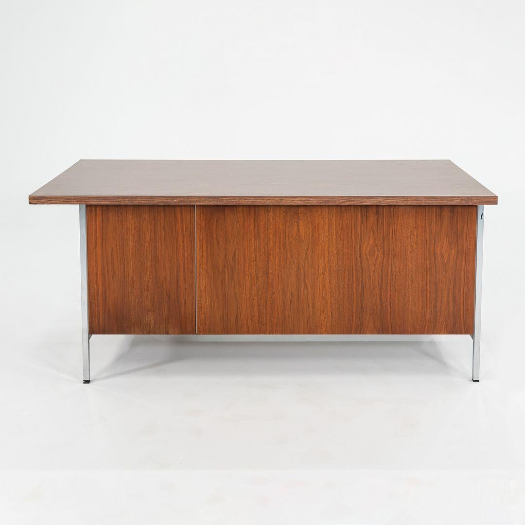 Scrivania direzionale Florence Knoll degli anni '60 in noce e cromo In condizioni buone in vendita a Philadelphia, PA